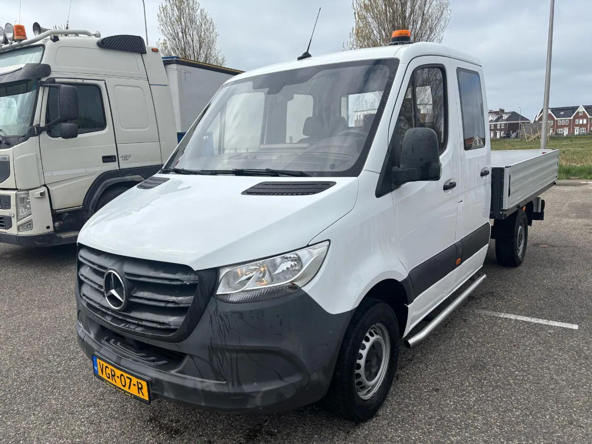 Foto 2 van Mercedes-Benz 311CDI Dubbelcabine Openlaadbak Airco Trekhaak EURO 6