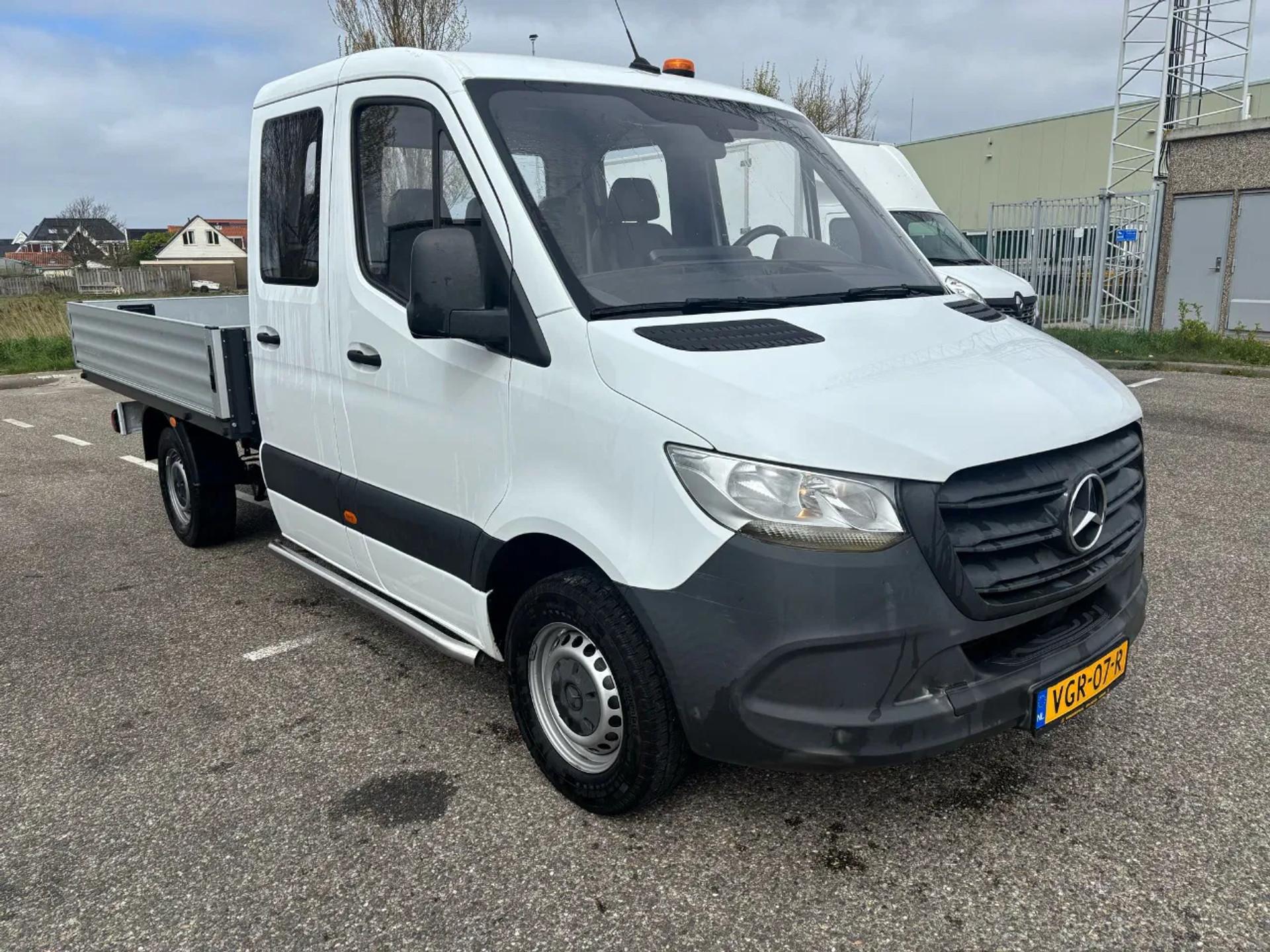 Foto 3 van Mercedes-Benz 311CDI Dubbelcabine Openlaadbak Airco Trekhaak EURO 6