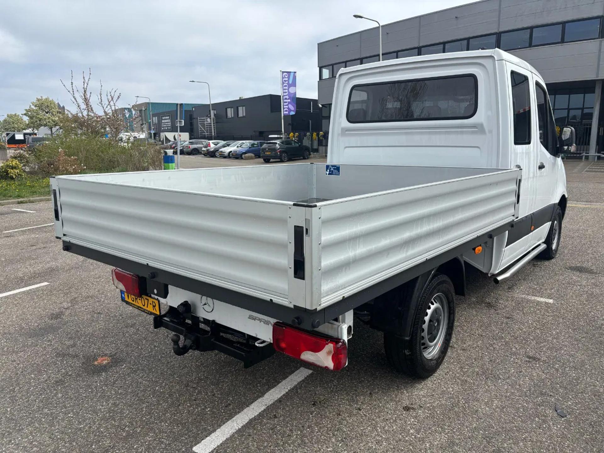 Foto 4 van Mercedes-Benz 311CDI Dubbelcabine Openlaadbak Airco Trekhaak EURO 6
