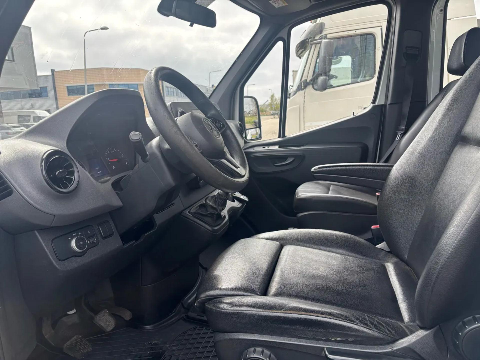 Foto 5 van Mercedes-Benz 311CDI Dubbelcabine Openlaadbak Airco Trekhaak EURO 6