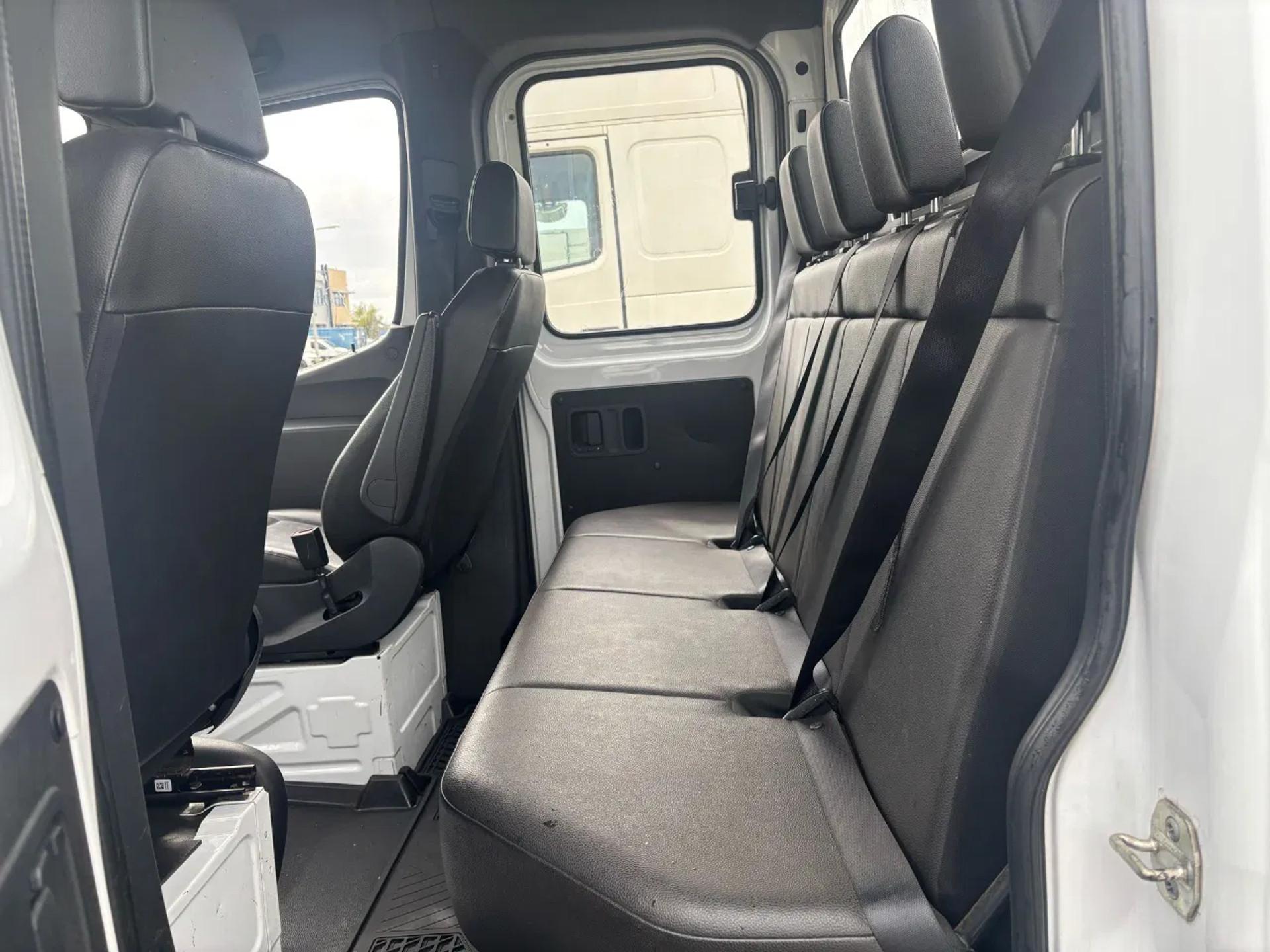 Foto 8 van Mercedes-Benz 311CDI Dubbelcabine Openlaadbak Airco Trekhaak EURO 6