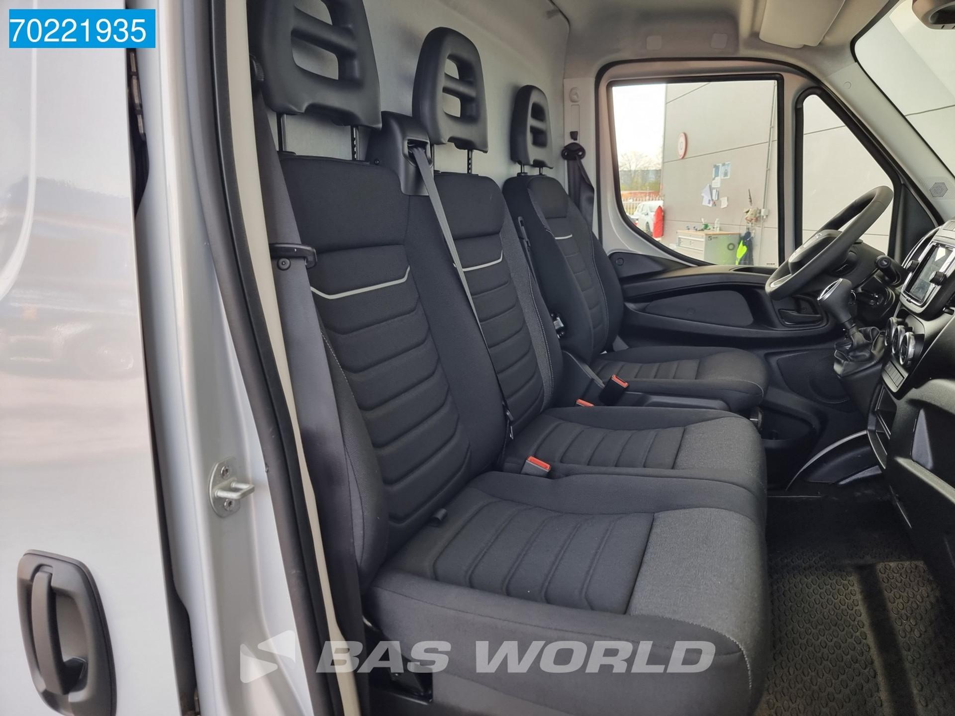 Foto 13 van Iveco Daily 35S18 3.0l Automaat L2H2 LED ACC Navi Camera 12m3 Airco