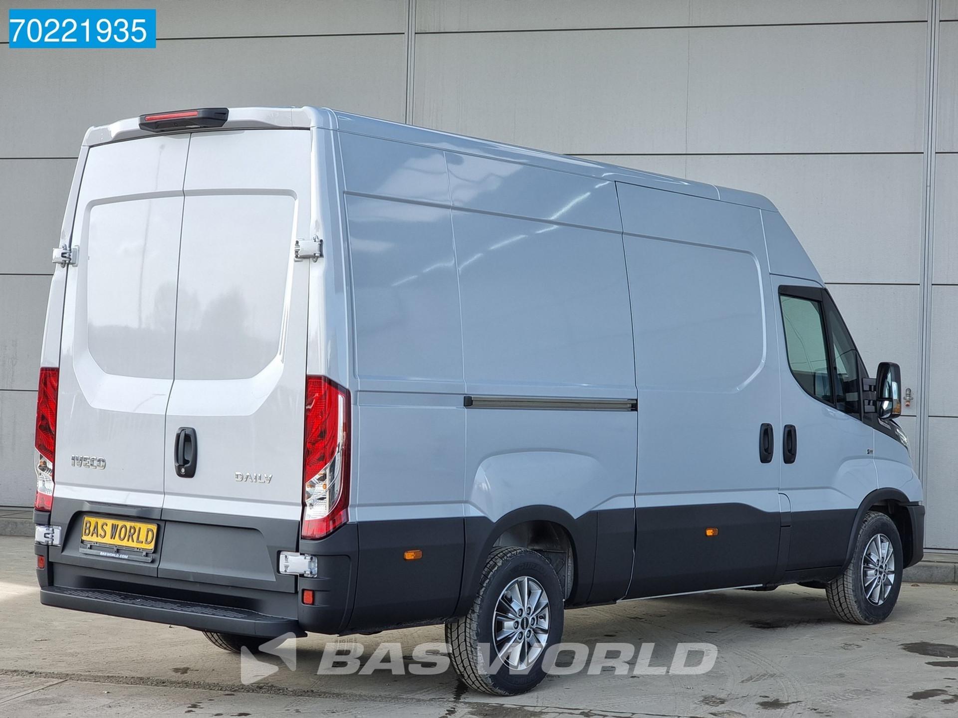 Foto 3 van Iveco Daily 35S18 3.0l Automaat L2H2 LED ACC Navi Camera 12m3 Airco