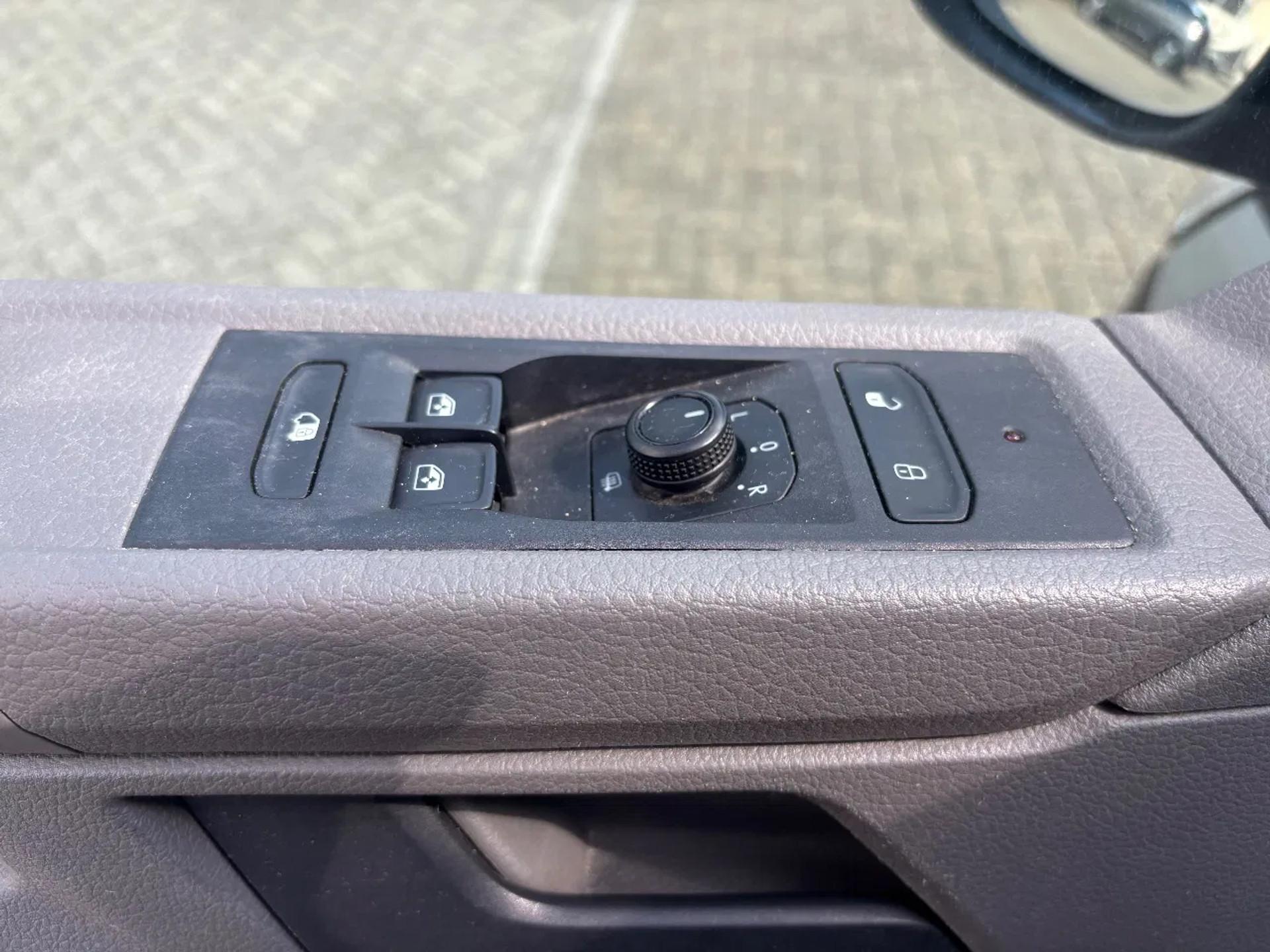 Foto 11 van Volkswagen 2.0TDI L2H1 Airco Trekhaak EURO 6 82800KM