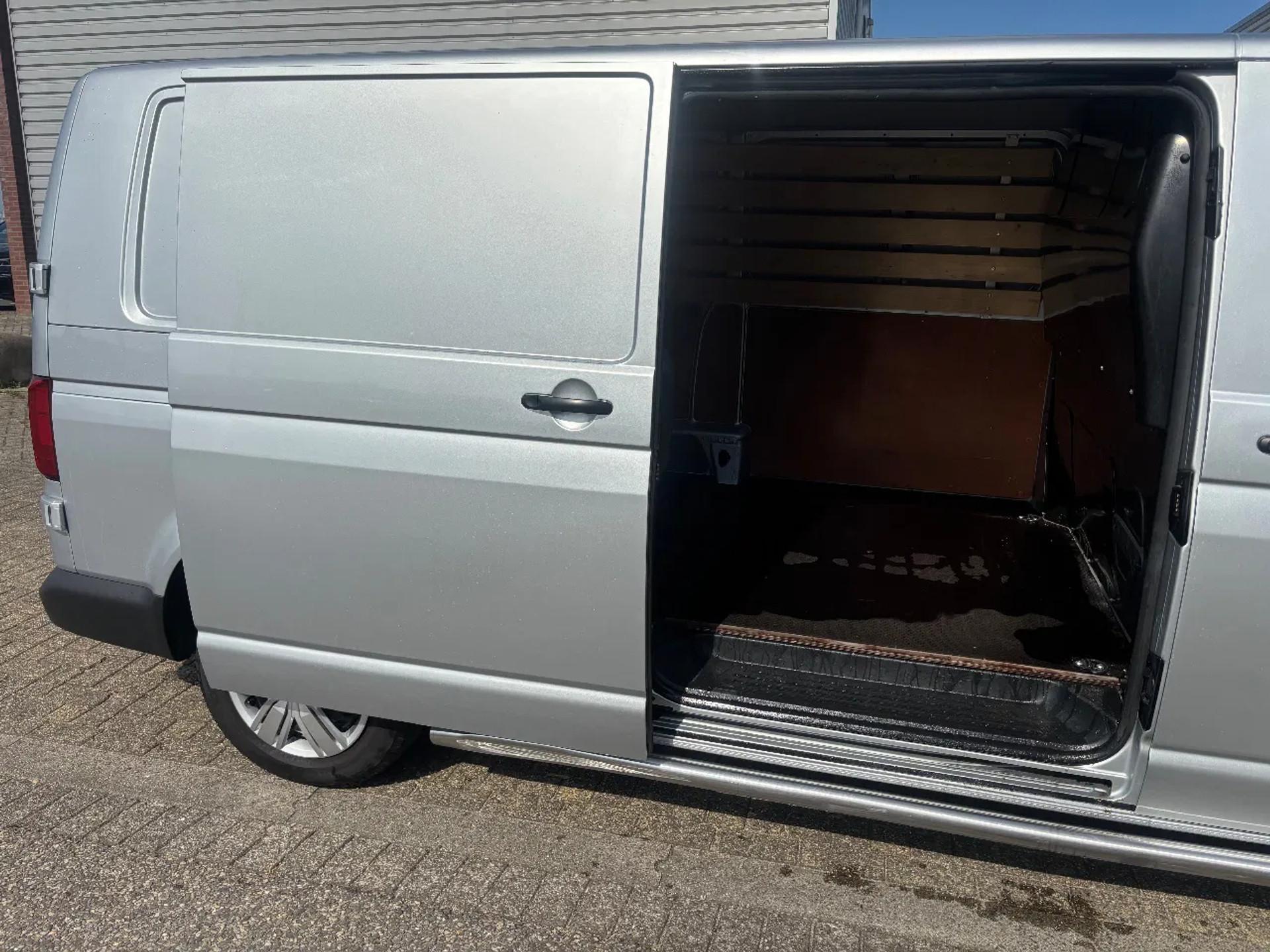 Foto 9 van Volkswagen 2.0TDI L2H1 Airco Trekhaak EURO 6 82800KM