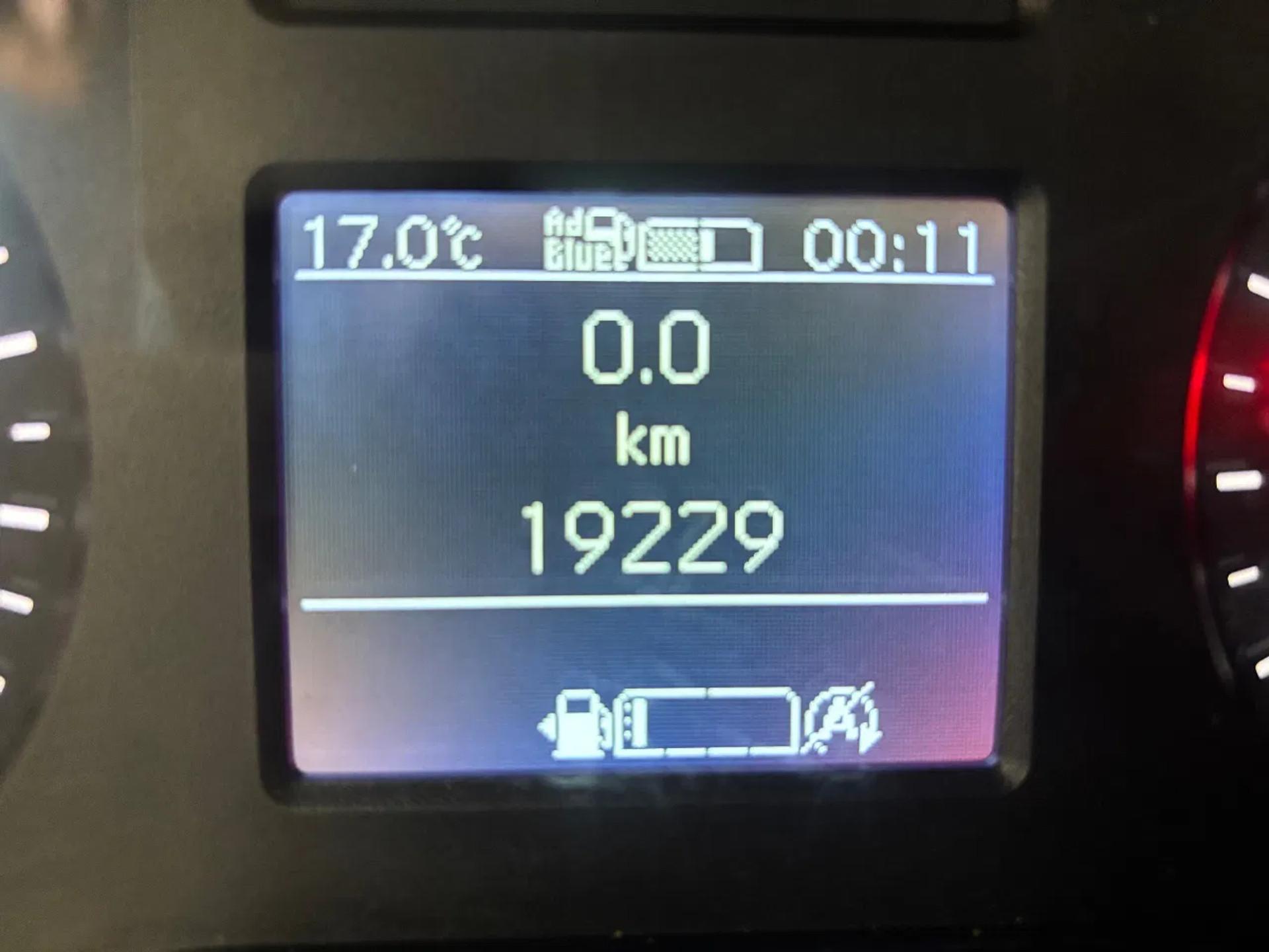 Foto 13 van Mercedes-Benz 317CDI Dubbelcabine Openlaadbak Airco 3500KG Trekhaak 174.00KM BPM VRIJ 10 x op voorraad