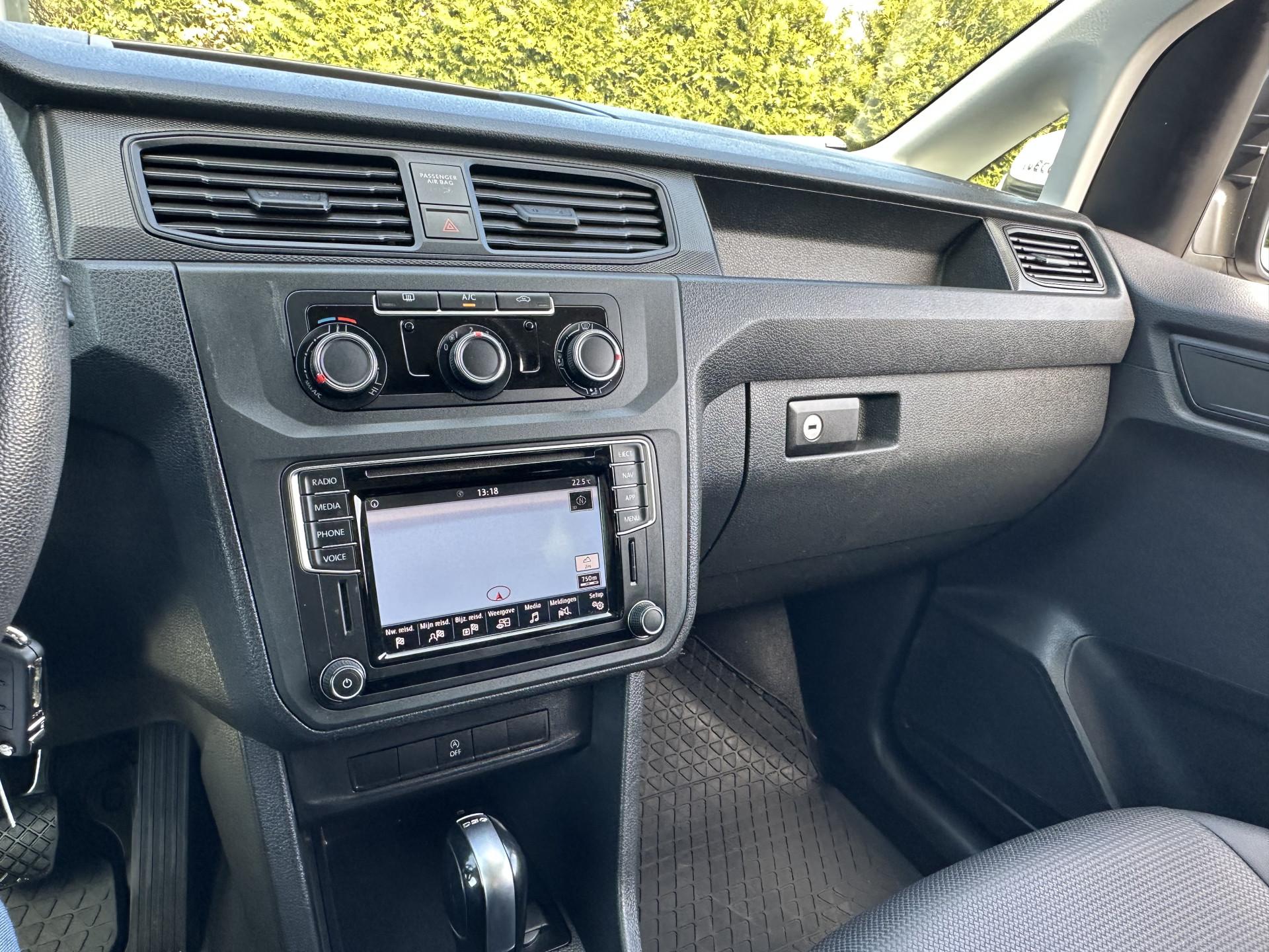 Foto 9 van Volkswagen 1.4 TSI 125 PK AUTOMAAT / L1H1 / BENZINE !! / BPM VRIJ / 1e. EIG / TREKHAAK / IMPERIAAL / AIRCO / CRUISE / NAVI