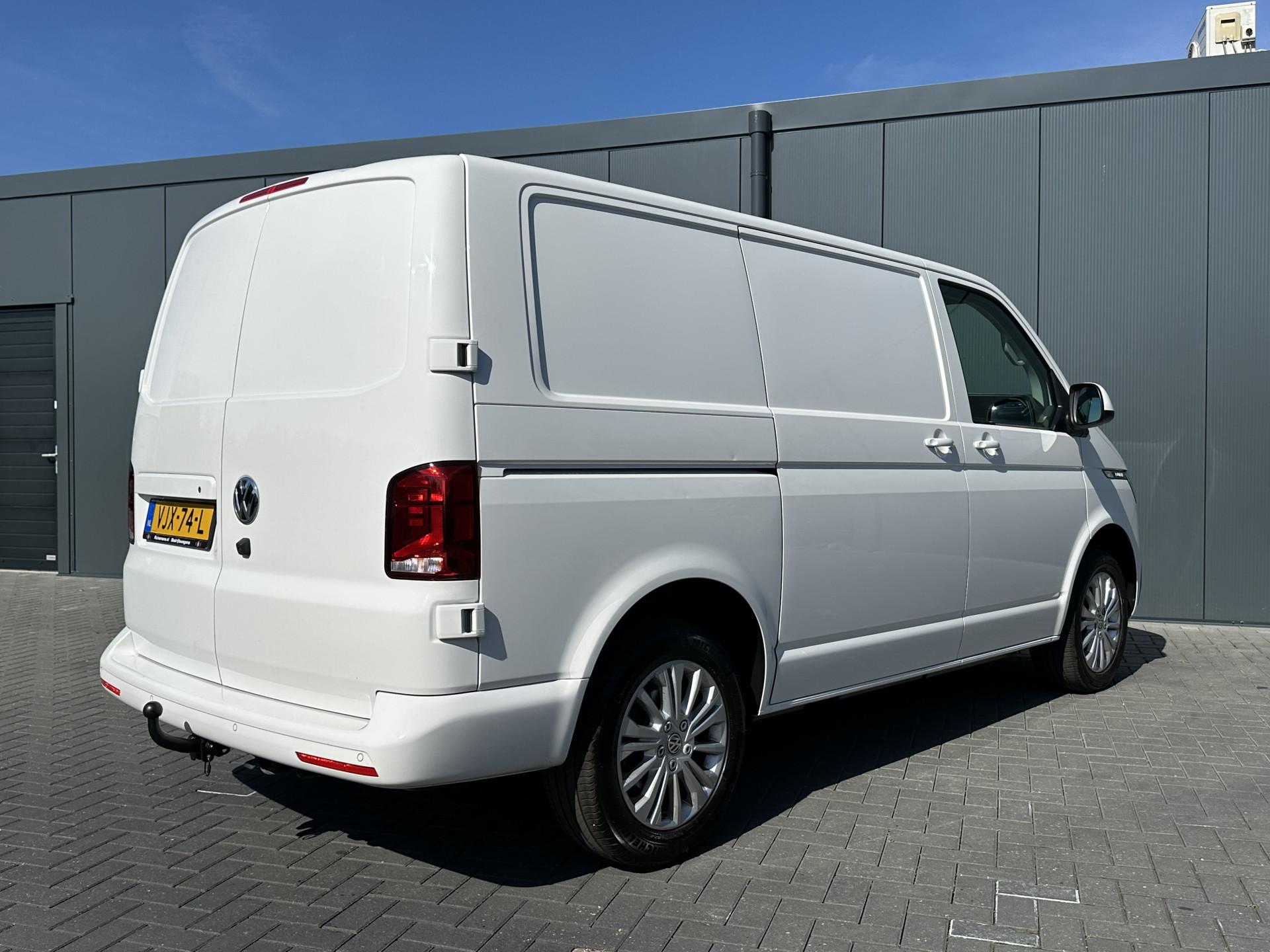 Foto 2 van Volkswagen 2.0 TDI / L1H1 / BULLI / TREKHAAK / VIRTUAL / SOFTCLOSE / CAMERA / ADAPTIVE CRUISE / CARPLAY
