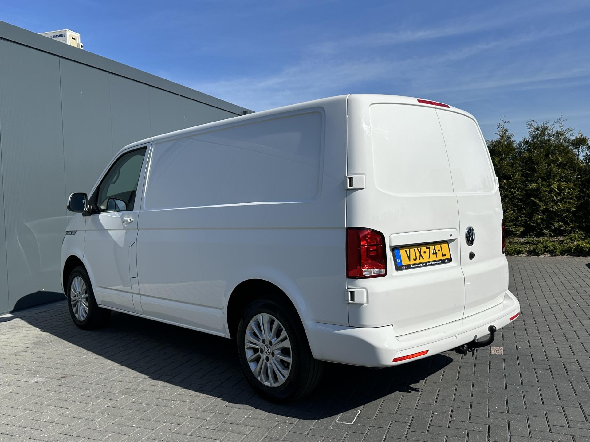 Foto 4 van Volkswagen 2.0 TDI / L1H1 / BULLI / TREKHAAK / VIRTUAL / SOFTCLOSE / CAMERA / ADAPTIVE CRUISE / CARPLAY