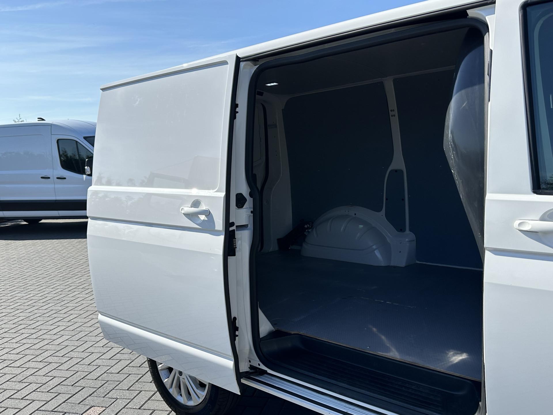 Foto 7 van Volkswagen 2.0 TDI / L1H1 / BULLI / TREKHAAK / VIRTUAL / SOFTCLOSE / CAMERA / ADAPTIVE CRUISE / CARPLAY
