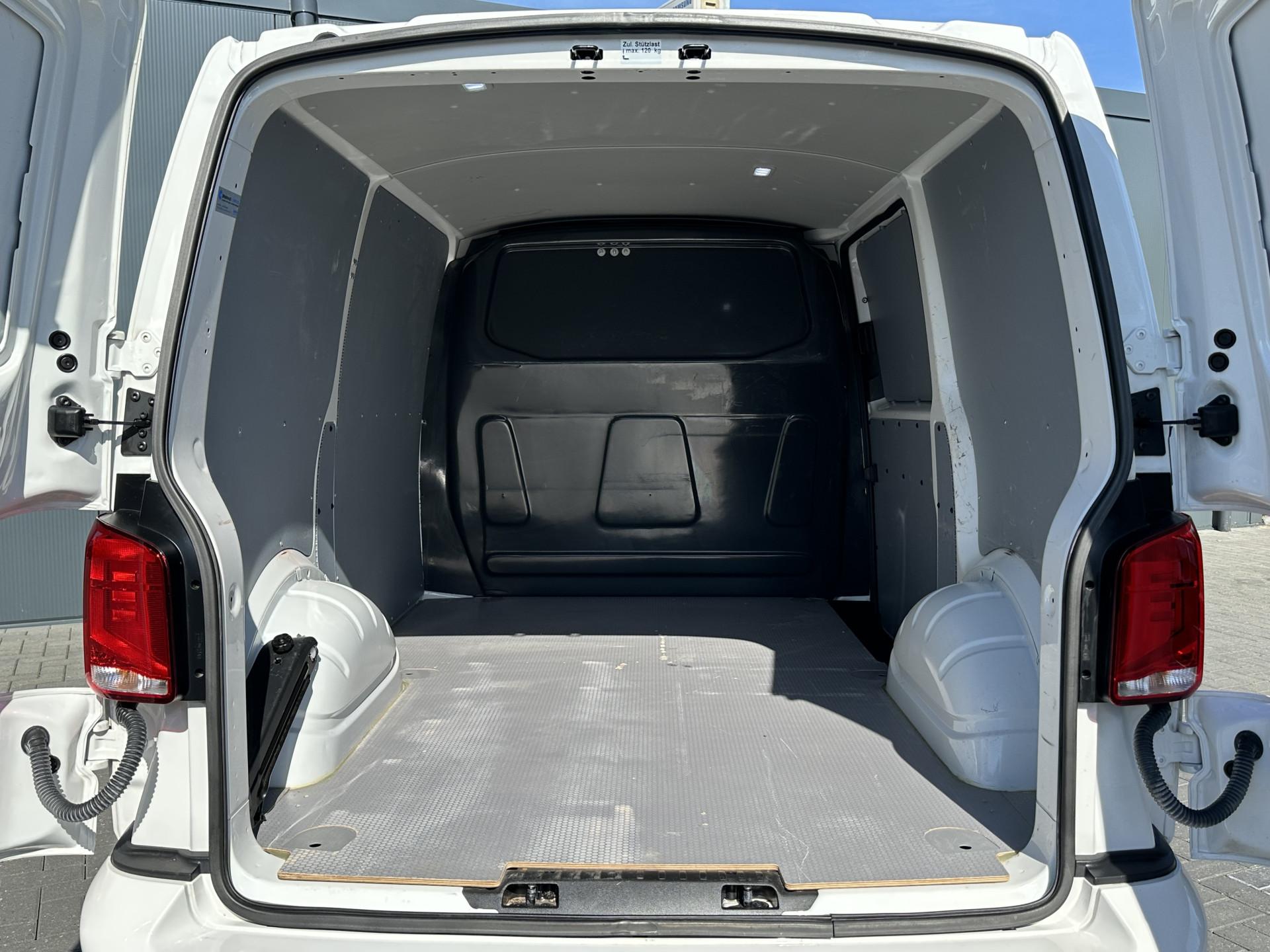 Foto 8 van Volkswagen 2.0 TDI / L1H1 / BULLI / TREKHAAK / VIRTUAL / SOFTCLOSE / CAMERA / ADAPTIVE CRUISE / CARPLAY