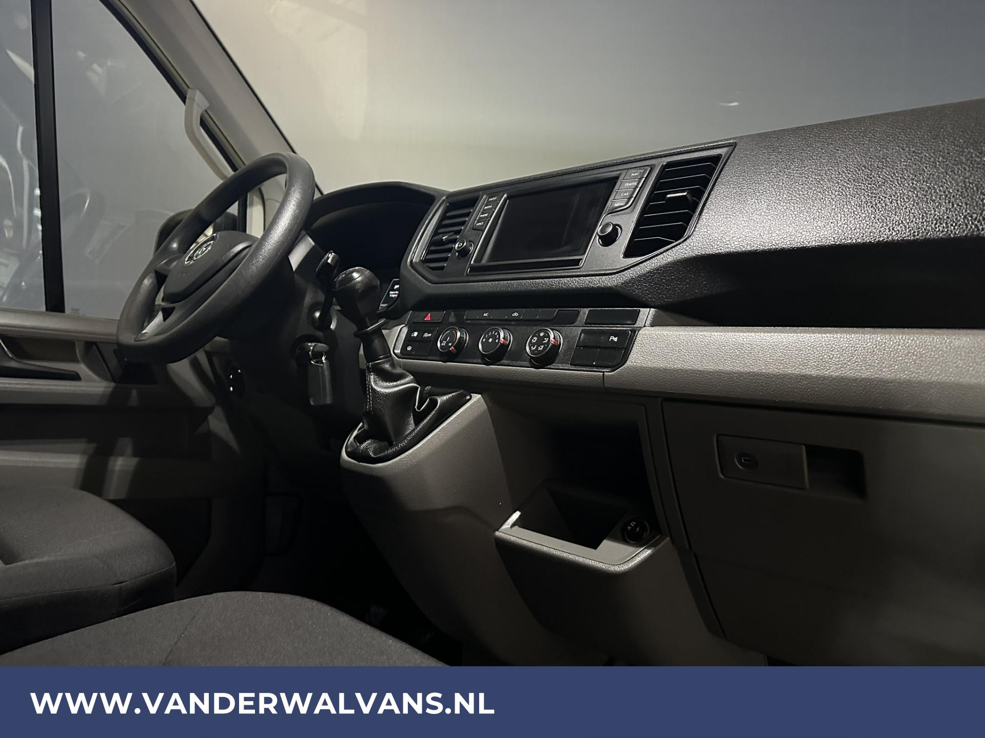 Foto 13 van Volkswagen 2.0 TDI 140pk L3H3 L2H2 Euro6 Airco | Navigatie | 3000kg Trekhaak