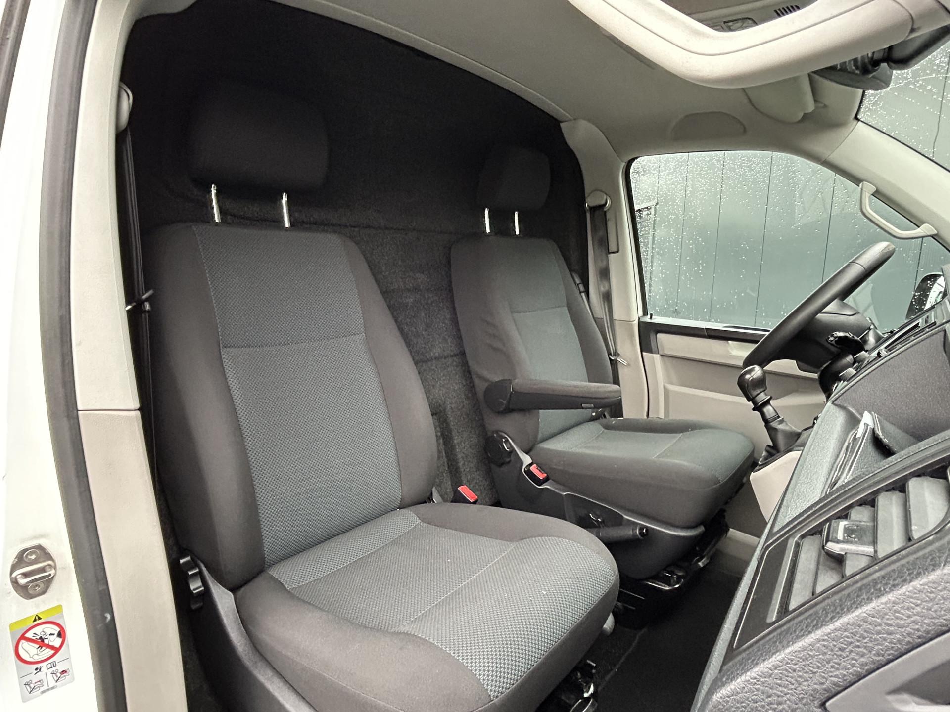 Foto 5 van Volkswagen 2.0 TDI 150 PK / L1H1 / 2x SCHUIFDEUR / IMPERIAAL / INRICHTING / TREKHAAK / AIRCO / CRUISE