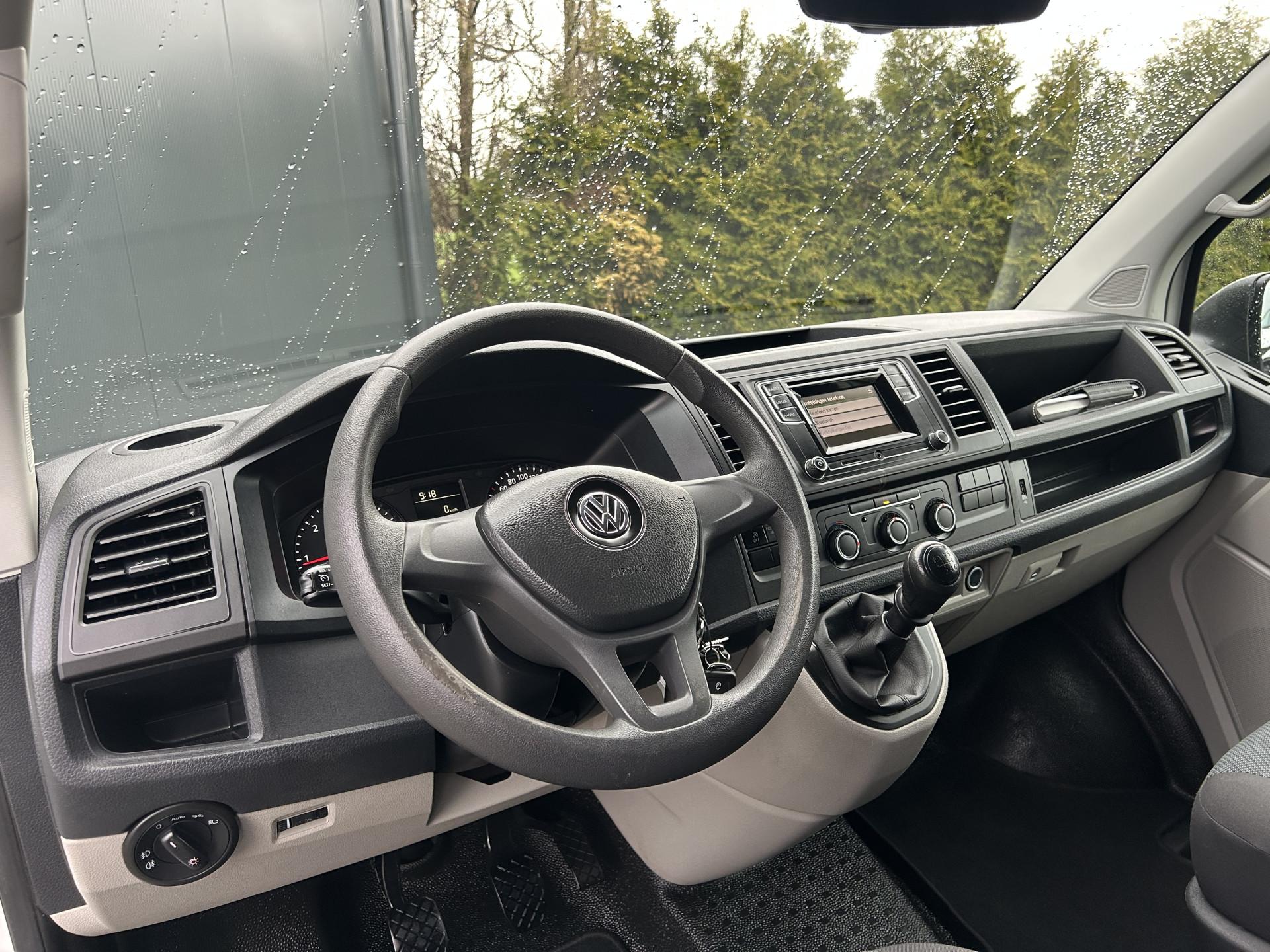 Foto 6 van Volkswagen 2.0 TDI 150 PK / L1H1 / 2x SCHUIFDEUR / IMPERIAAL / INRICHTING / TREKHAAK / AIRCO / CRUISE