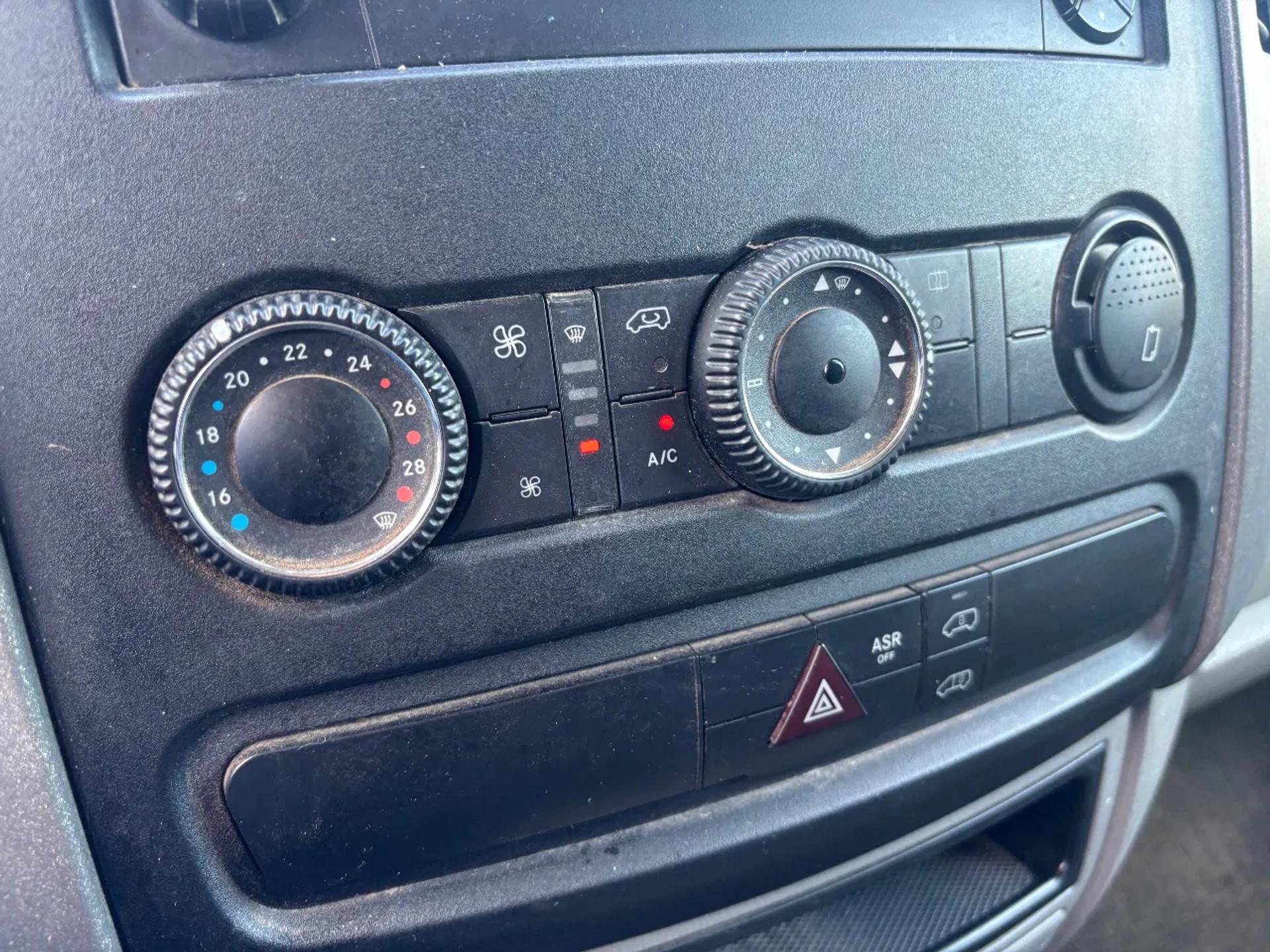 Foto 13 van Mercedes-Benz 210CDI L1H1 Airco Navi Trekhaak
