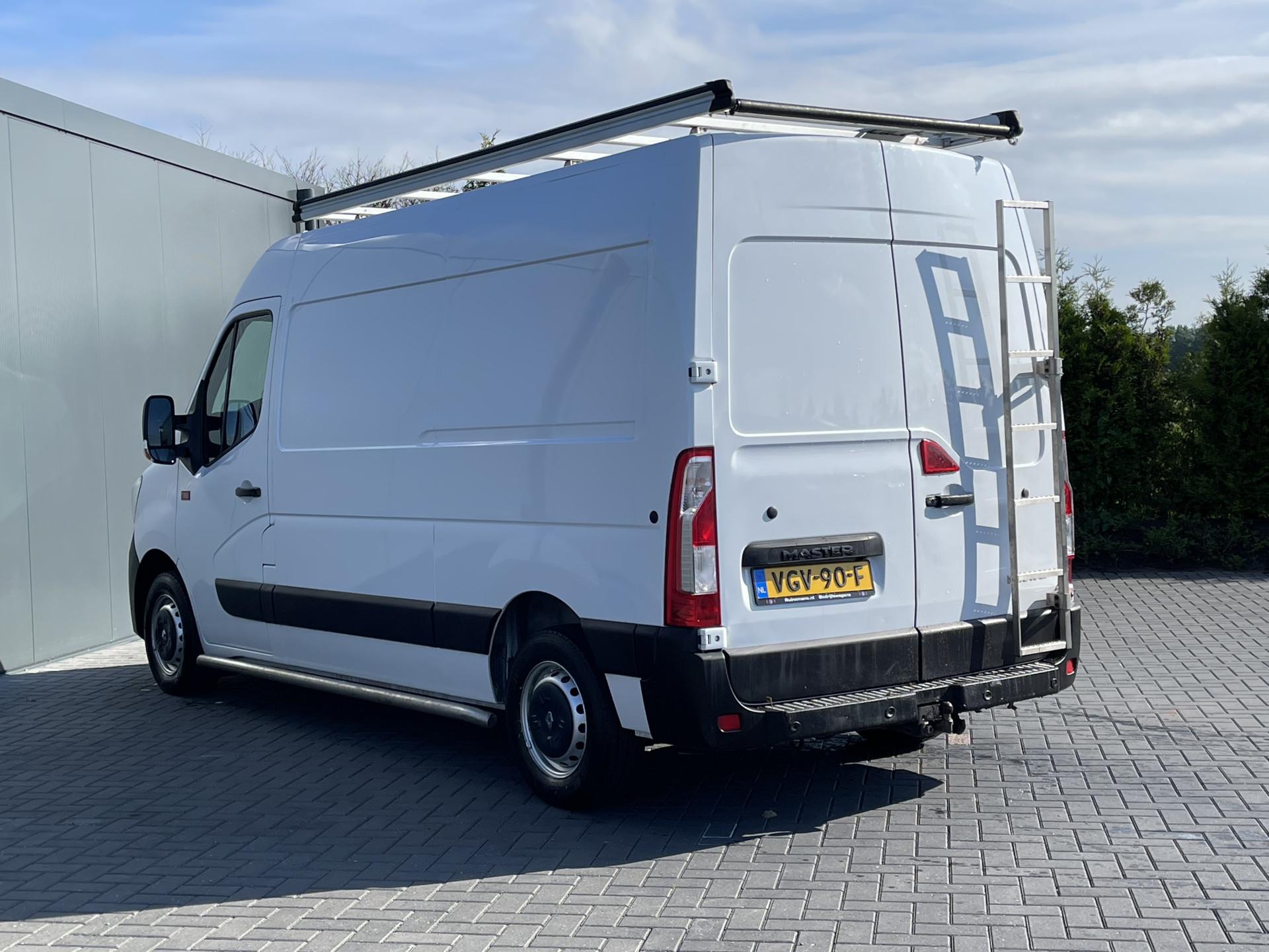 Foto 4 van Renault Master 2.3 dCi 150 PK / L2H2 / TREKHAAK / IMPERIAAL / AIRCO / CRUISE / NAVI / 3-ZITS