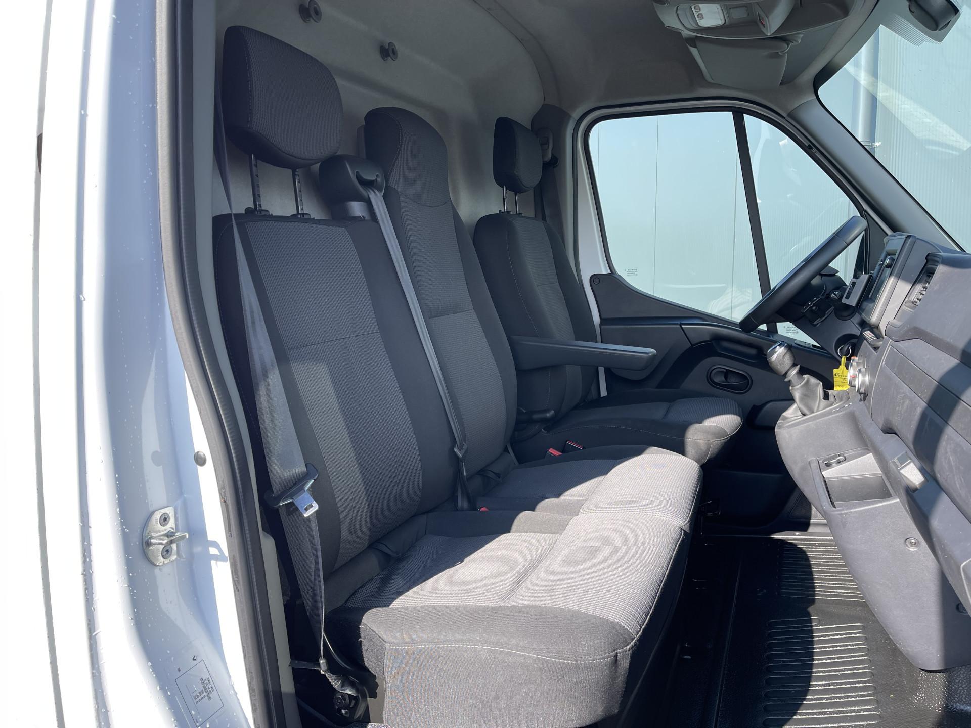 Foto 5 van Renault Master 2.3 dCi 150 PK / L2H2 / TREKHAAK / IMPERIAAL / AIRCO / CRUISE / NAVI / 3-ZITS