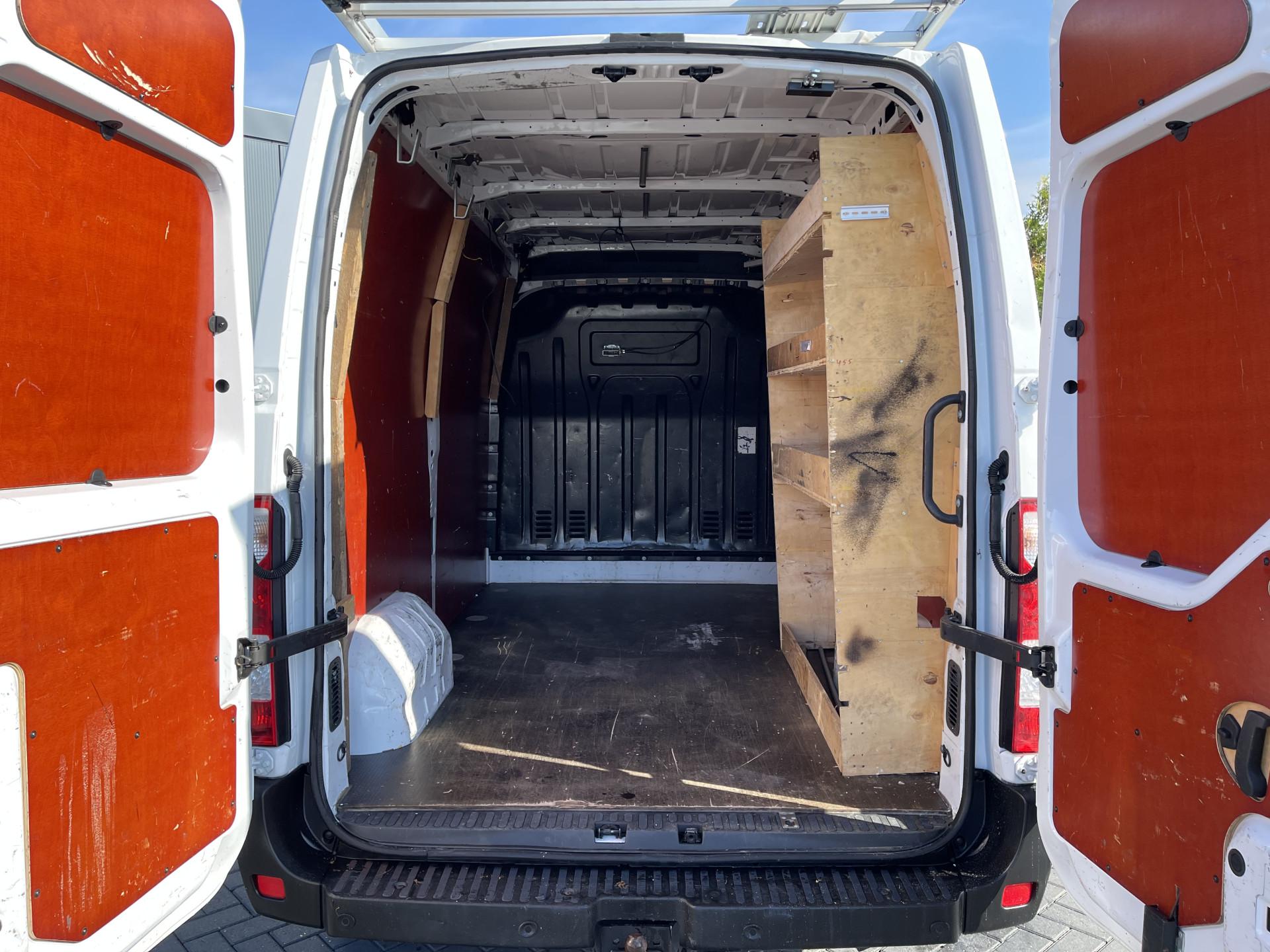 Foto 7 van Renault Master 2.3 dCi 150 PK / L2H2 / TREKHAAK / IMPERIAAL / AIRCO / CRUISE / NAVI / 3-ZITS