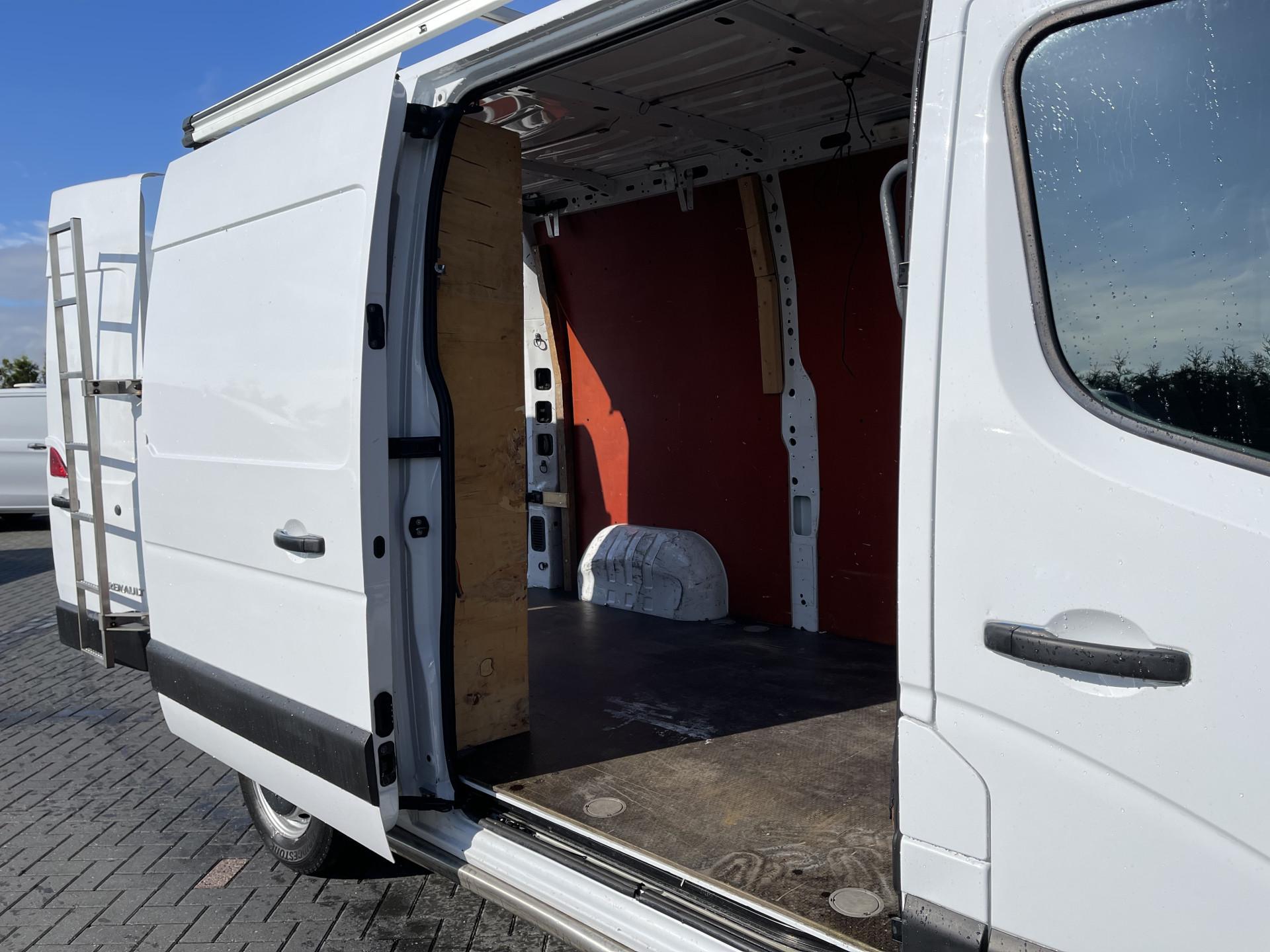 Foto 8 van Renault Master 2.3 dCi 150 PK / L2H2 / TREKHAAK / IMPERIAAL / AIRCO / CRUISE / NAVI / 3-ZITS