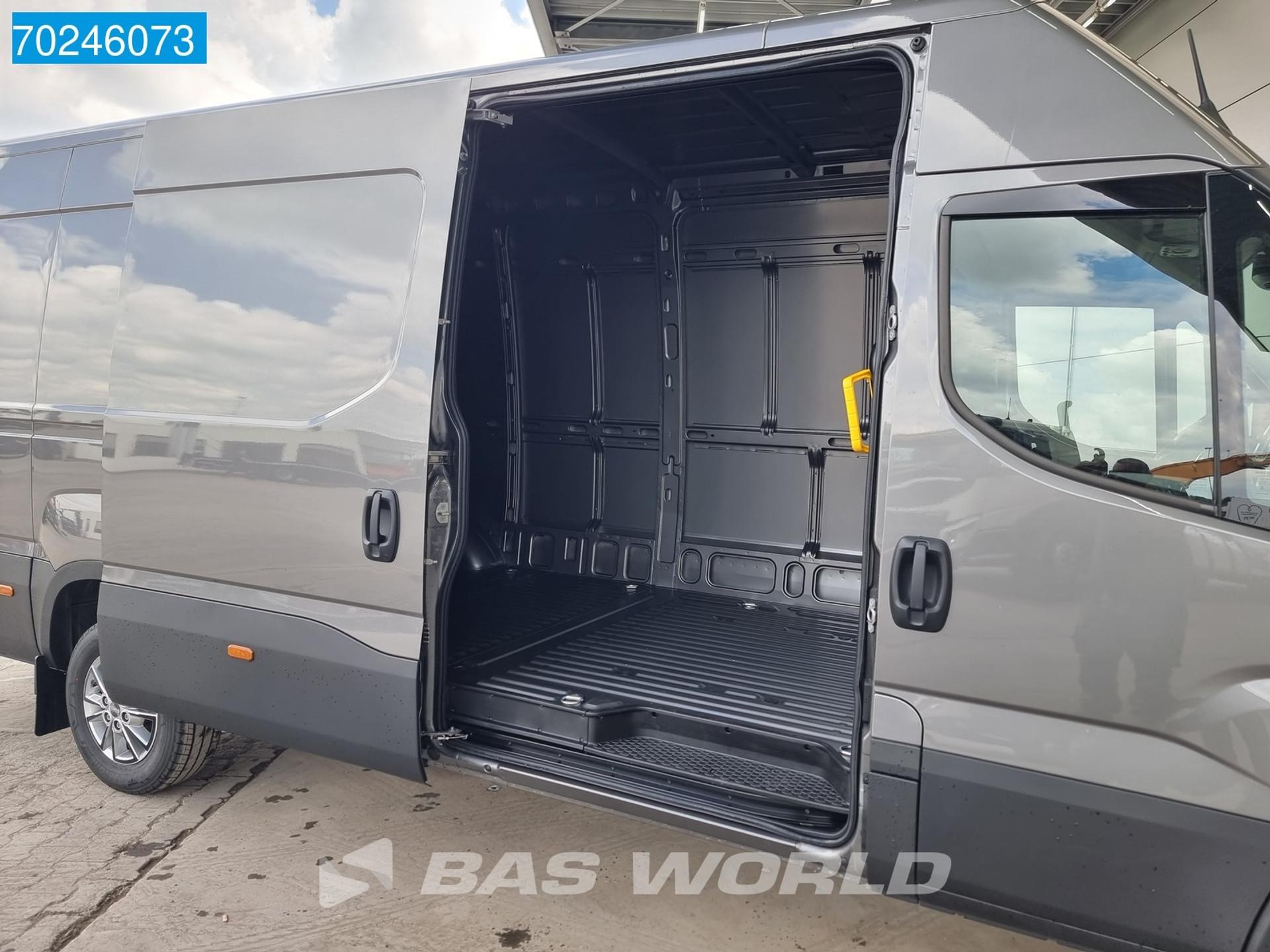 Foto 6 van Iveco Daily 35S18 3.0L Automaat L3H2 ACC Navi LED Camera Trekhaak 16m3 Airco Trekhaak