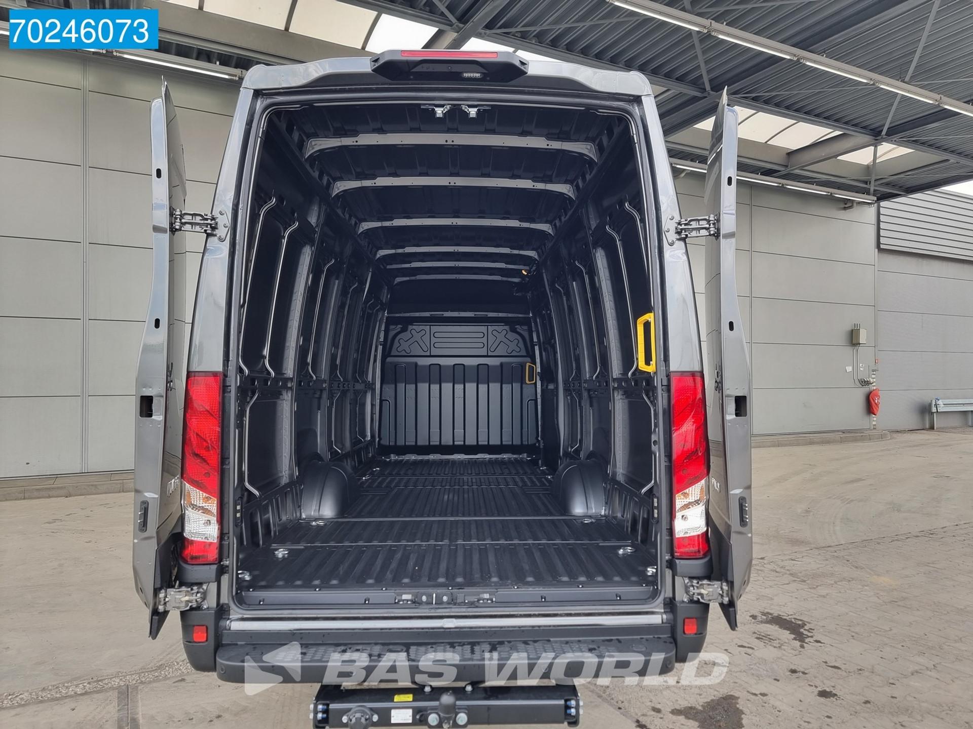 Foto 7 van Iveco Daily 35S18 3.0L Automaat L3H2 ACC Navi LED Camera Trekhaak 16m3 Airco Trekhaak