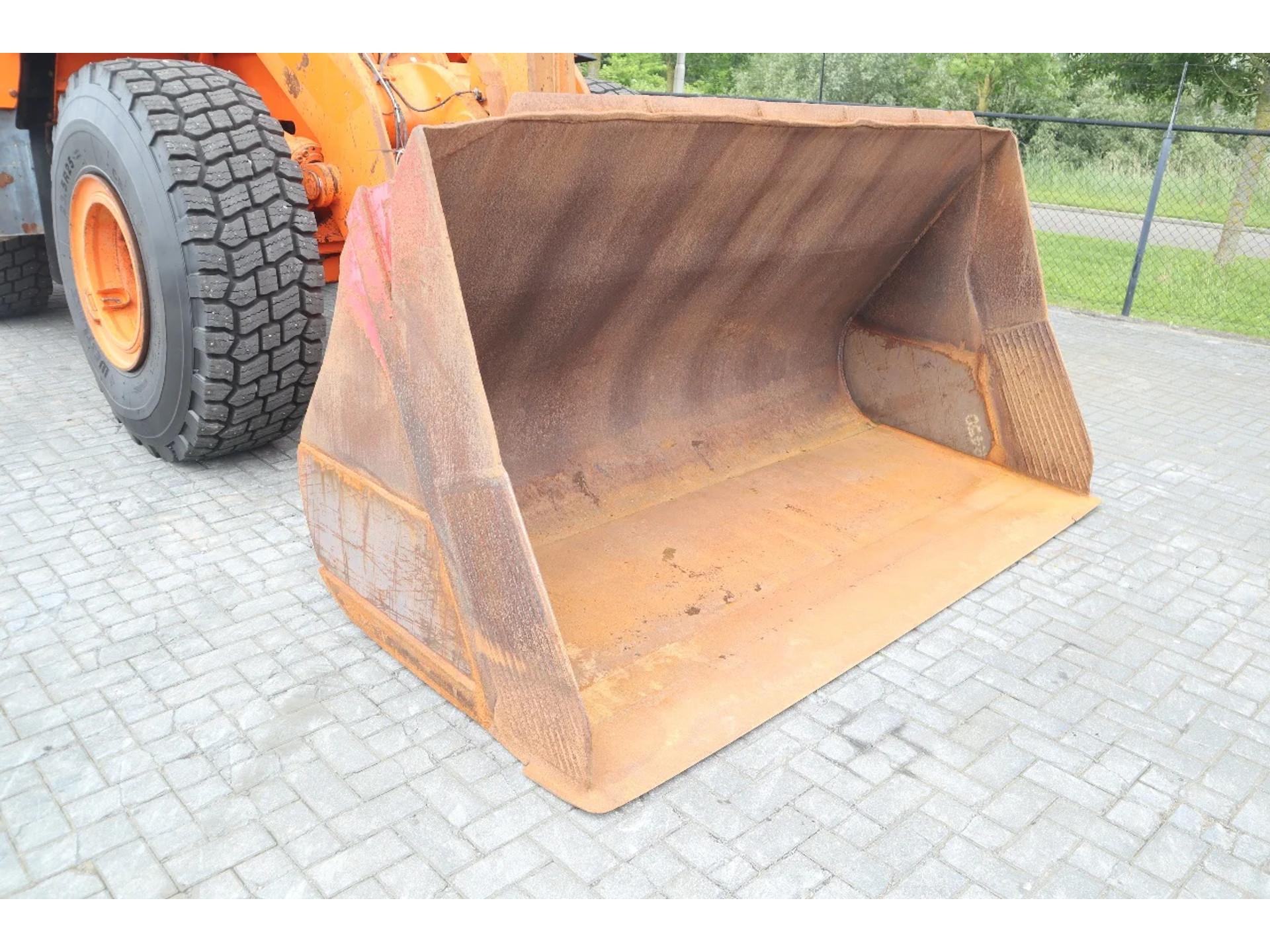 Foto 10 van Doosan DL300-5 | BUCKET | GOOD TIRES | HYDRAULIC QUICK COUPLER