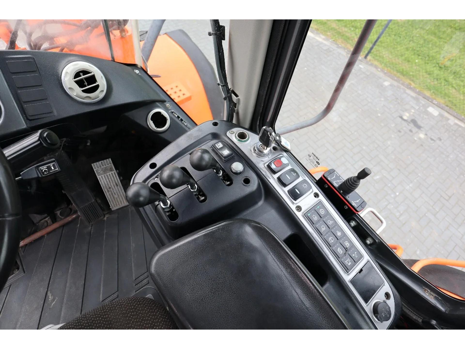 Foto 18 van Doosan DL300-5 | BUCKET | GOOD TIRES | HYDRAULIC QUICK COUPLER