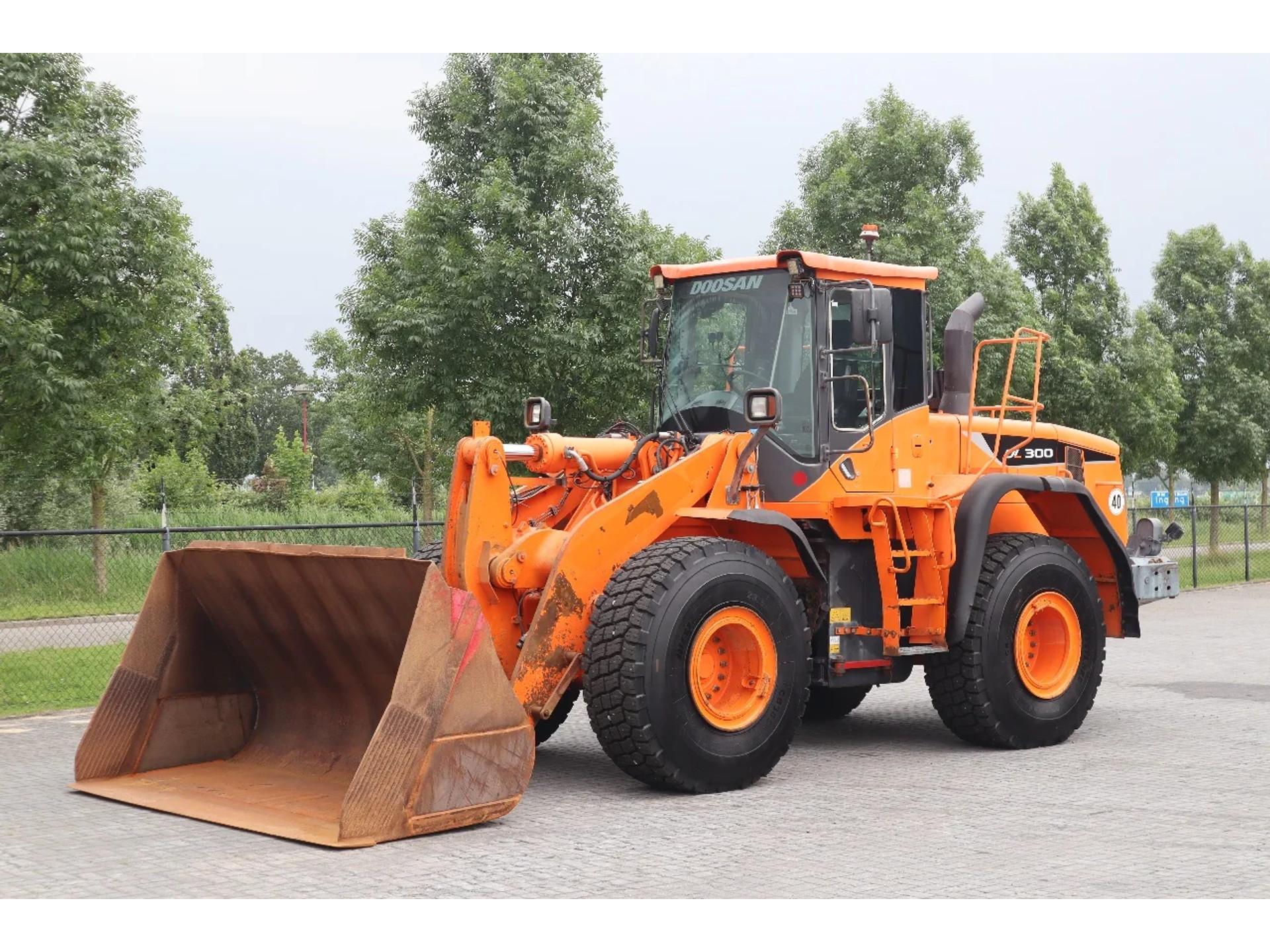 Foto 2 van Doosan DL300-5 | BUCKET | GOOD TIRES | HYDRAULIC QUICK COUPLER