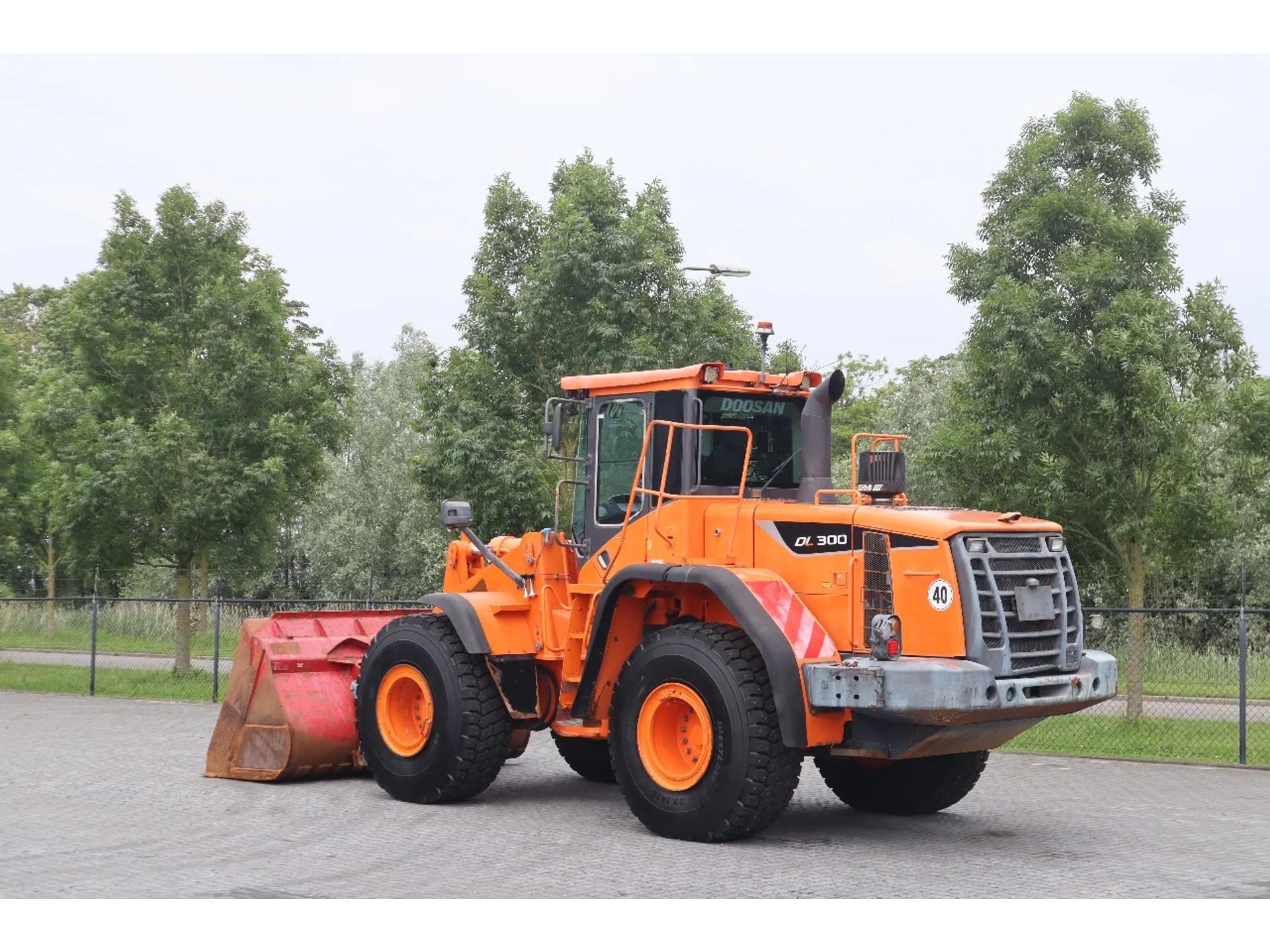 Foto 3 van Doosan DL300-5 | BUCKET | GOOD TIRES | HYDRAULIC QUICK COUPLER