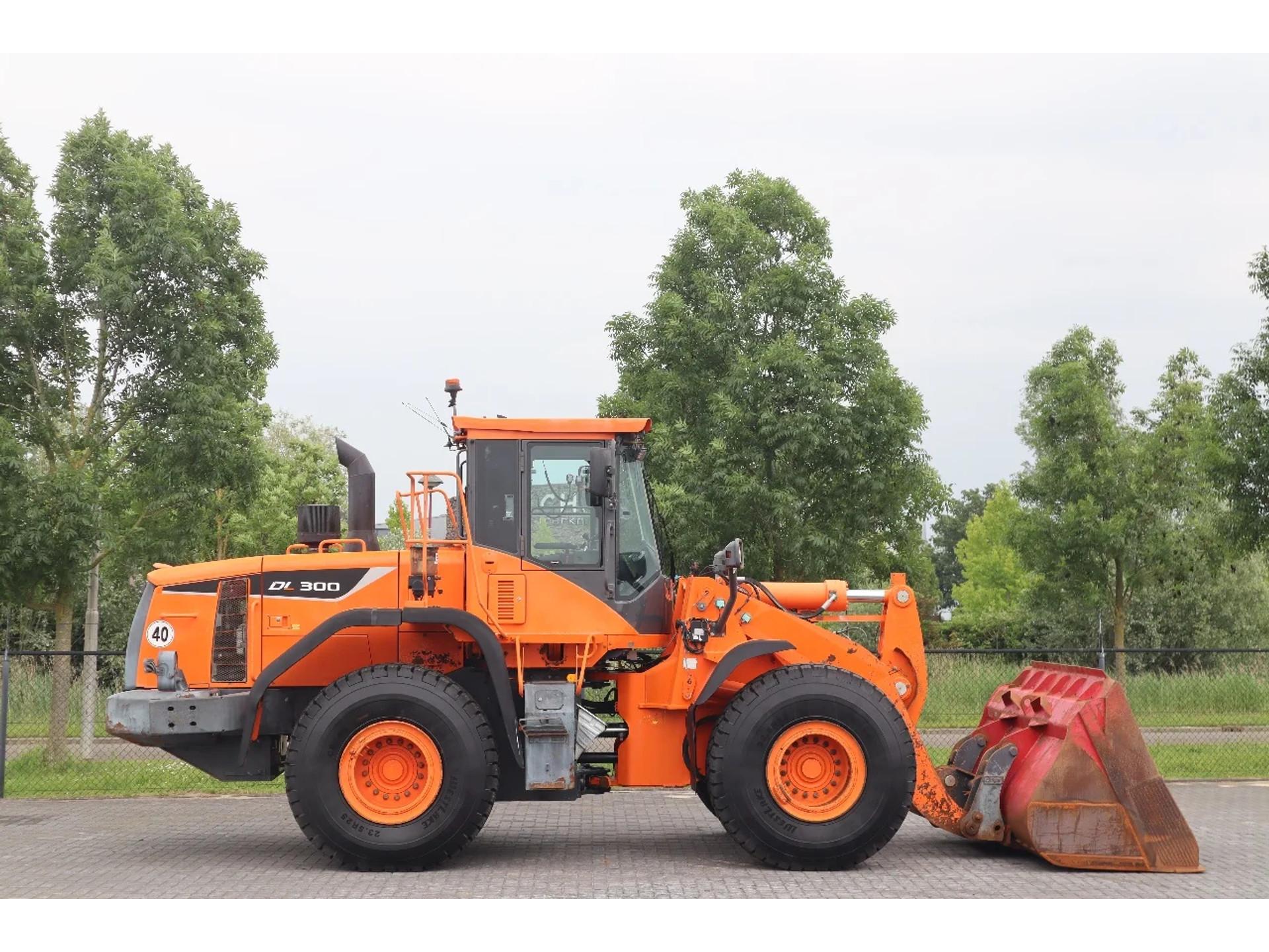 Foto 4 van Doosan DL300-5 | BUCKET | GOOD TIRES | HYDRAULIC QUICK COUPLER