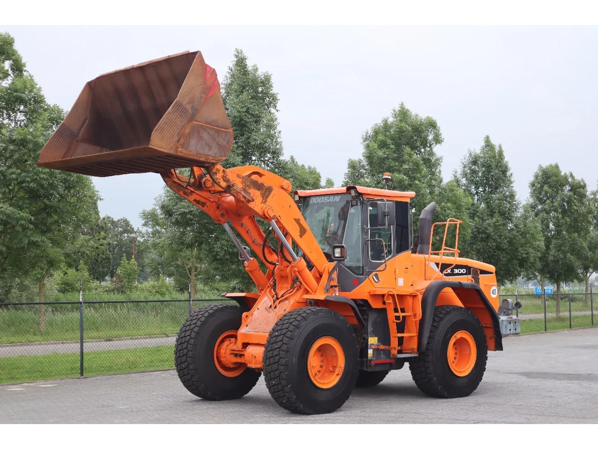 Foto 8 van Doosan DL300-5 | BUCKET | GOOD TIRES | HYDRAULIC QUICK COUPLER