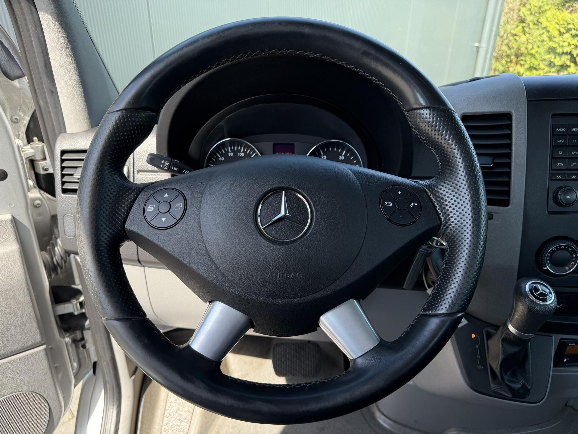 Foto 10 van Mercedes-Benz 519 3.0 CDI V6 E6 WB 433 / BE-TREKKER 8 TONS / 1e EIG ALS NIEUW / AUTOMAAT / DUBBEL CABINE / AIRCO / CRUISE / NAVI / XENON