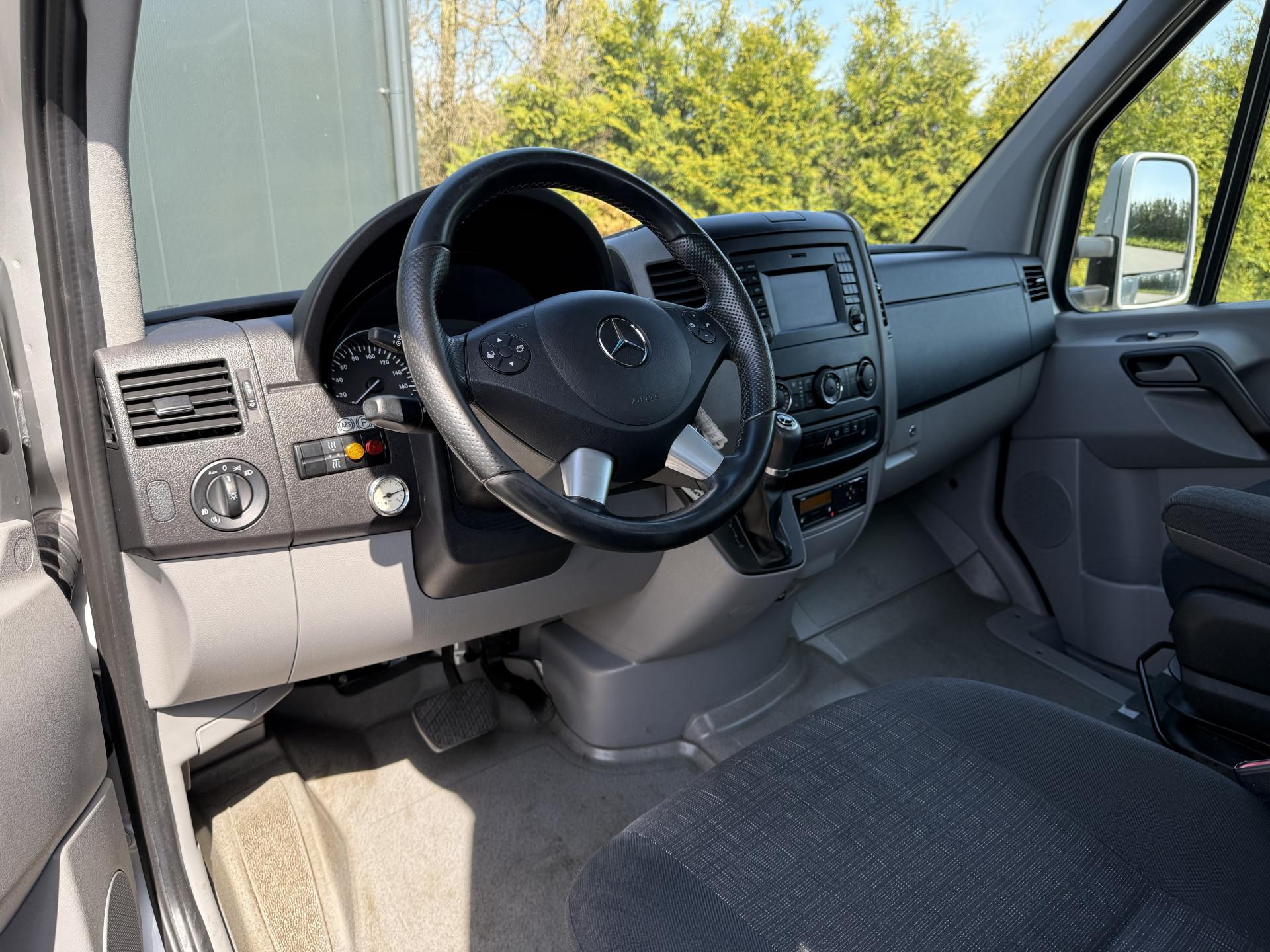 Foto 7 van Mercedes-Benz 519 3.0 CDI V6 E6 WB 433 / BE-TREKKER 8 TONS / 1e EIG ALS NIEUW / AUTOMAAT / DUBBEL CABINE / AIRCO / CRUISE / NAVI / XENON