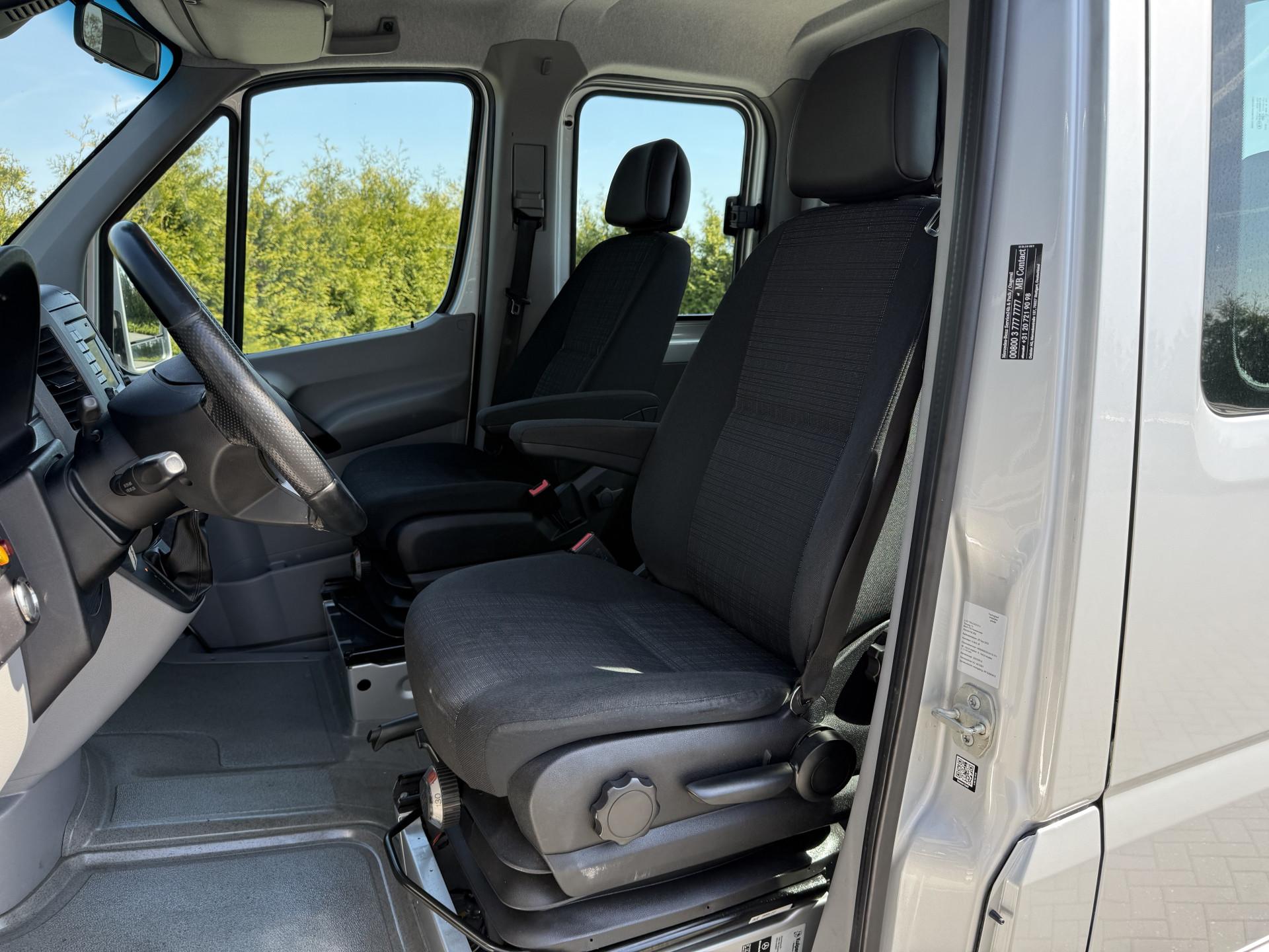 Foto 8 van Mercedes-Benz 519 3.0 CDI V6 E6 WB 433 / BE-TREKKER 8 TONS / 1e EIG ALS NIEUW / AUTOMAAT / DUBBEL CABINE / AIRCO / CRUISE / NAVI / XENON