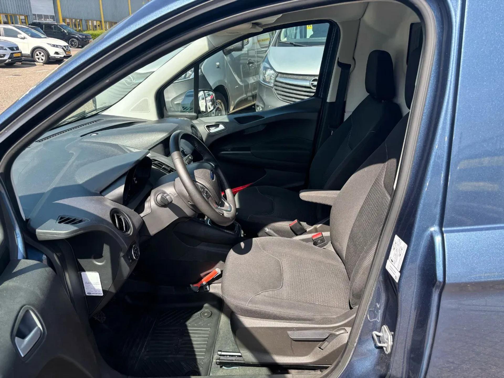 Foto 8 van Ford 1.5TDCI Airco Navi Cruisecontrol Camera 8600KM EURO 6