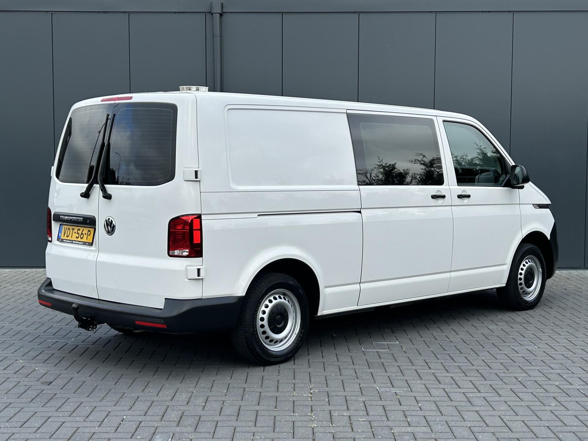 Foto 2 van Volkswagen 2.0 TDI 150 PK AUTOMAAT 6.1 / L2H1 / DUBBEL CABINE / AIRCO / CRUISE / NAVI / TREKHAAK