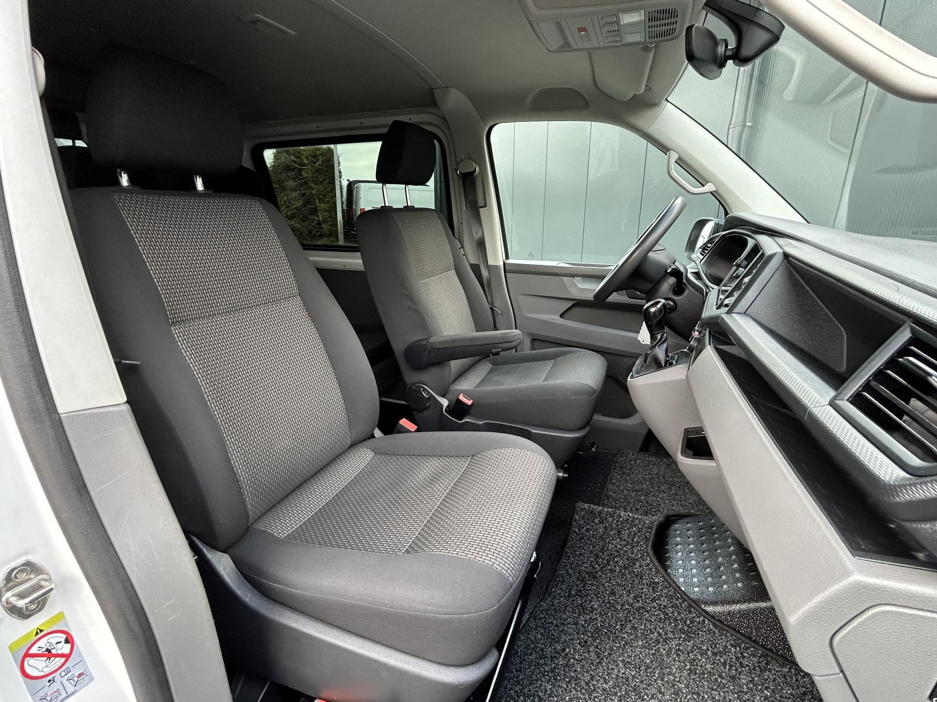 Foto 5 van Volkswagen 2.0 TDI 150 PK AUTOMAAT 6.1 / L2H1 / DUBBEL CABINE / AIRCO / CRUISE / NAVI / TREKHAAK