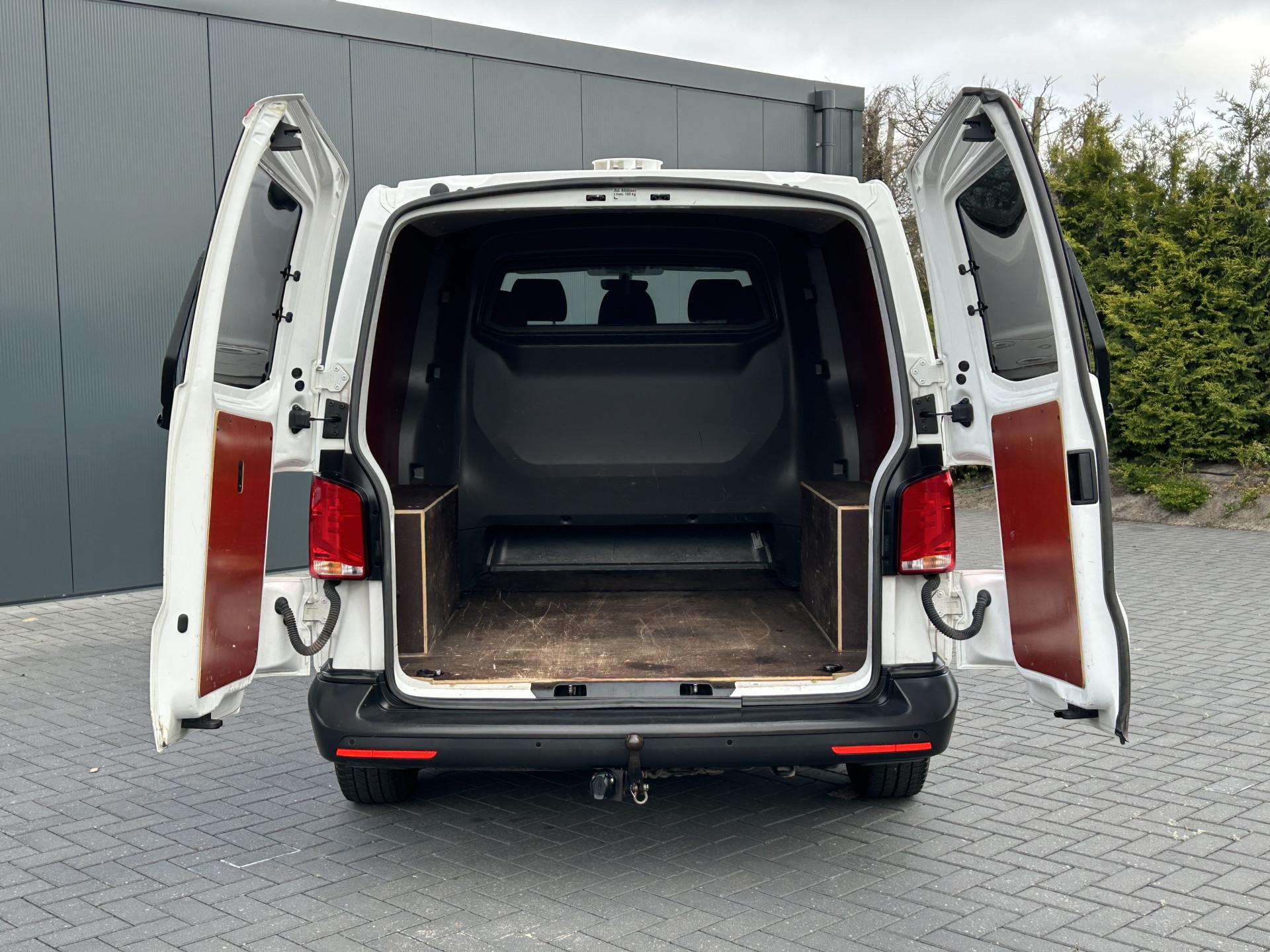 Foto 7 van Volkswagen 2.0 TDI 150 PK AUTOMAAT 6.1 / L2H1 / DUBBEL CABINE / AIRCO / CRUISE / NAVI / TREKHAAK