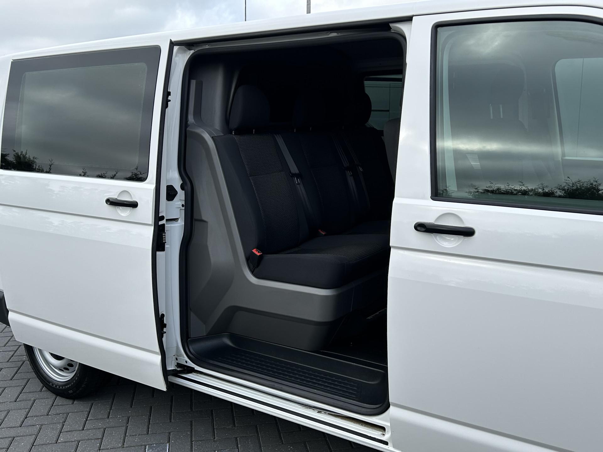 Foto 8 van Volkswagen 2.0 TDI 150 PK AUTOMAAT 6.1 / L2H1 / DUBBEL CABINE / AIRCO / CRUISE / NAVI / TREKHAAK