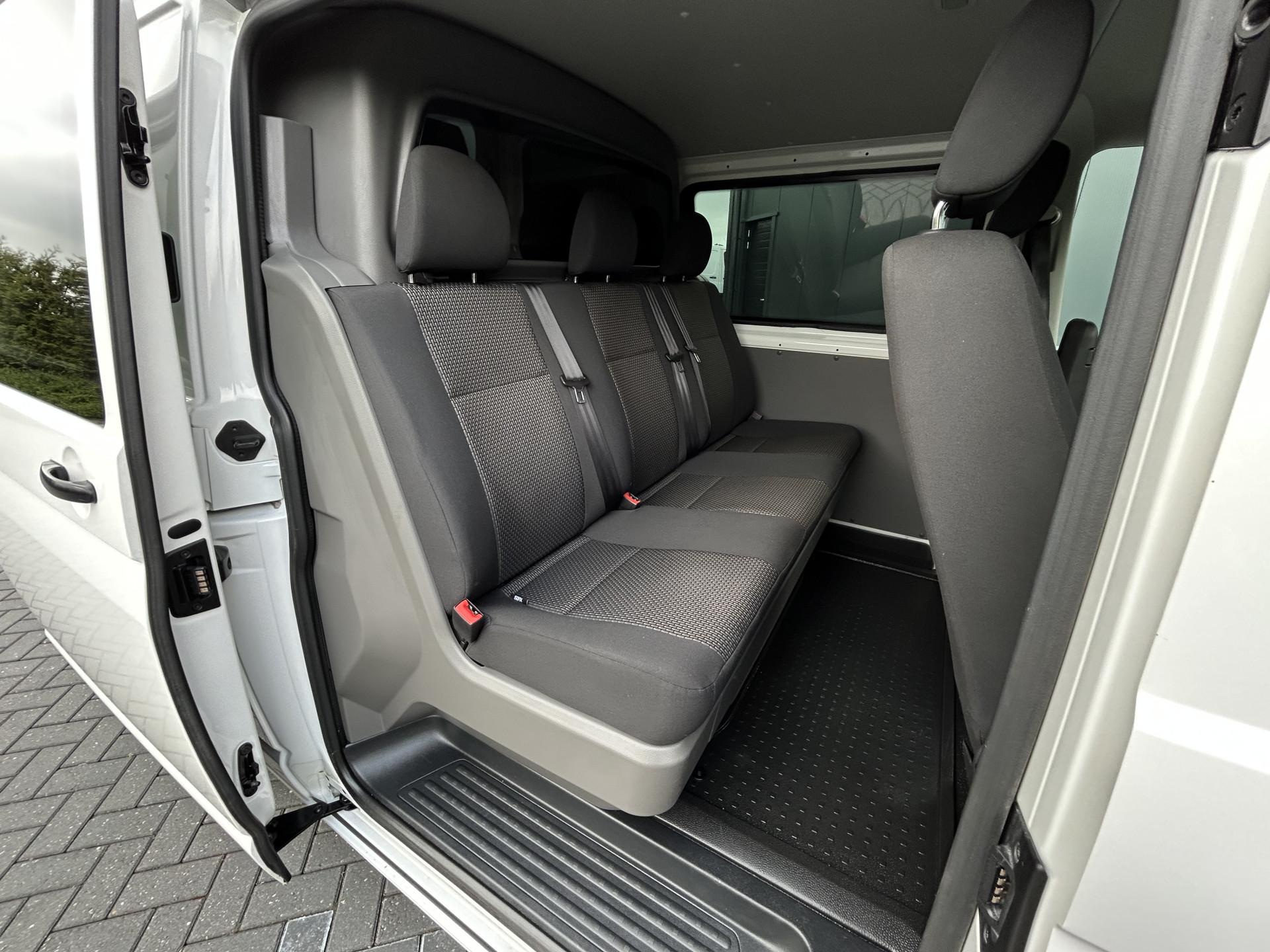 Foto 9 van Volkswagen 2.0 TDI 150 PK AUTOMAAT 6.1 / L2H1 / DUBBEL CABINE / AIRCO / CRUISE / NAVI / TREKHAAK