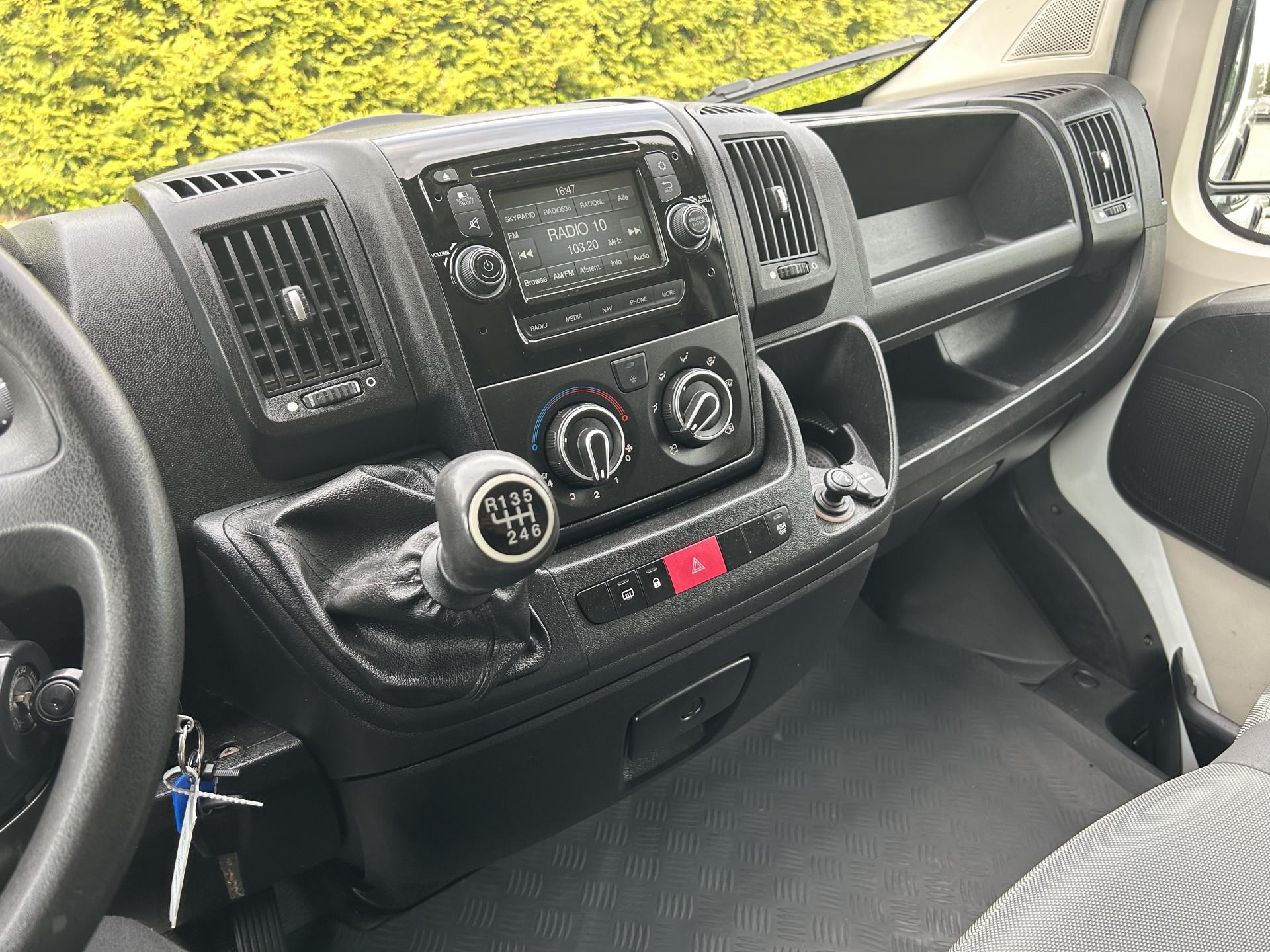 Foto 10 van Citroën 35 2.2 HDI 130 PK / L2H2 / AIRCO / NAVI / CAMERA / 3 TONS TREKHAAK / 3 - ZITS / BLUETOOTH