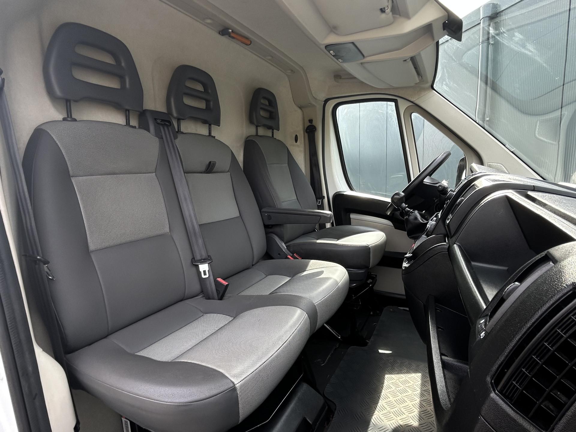 Foto 5 van Citroën 35 2.2 HDI 130 PK / L2H2 / AIRCO / NAVI / CAMERA / 3 TONS TREKHAAK / 3 - ZITS / BLUETOOTH