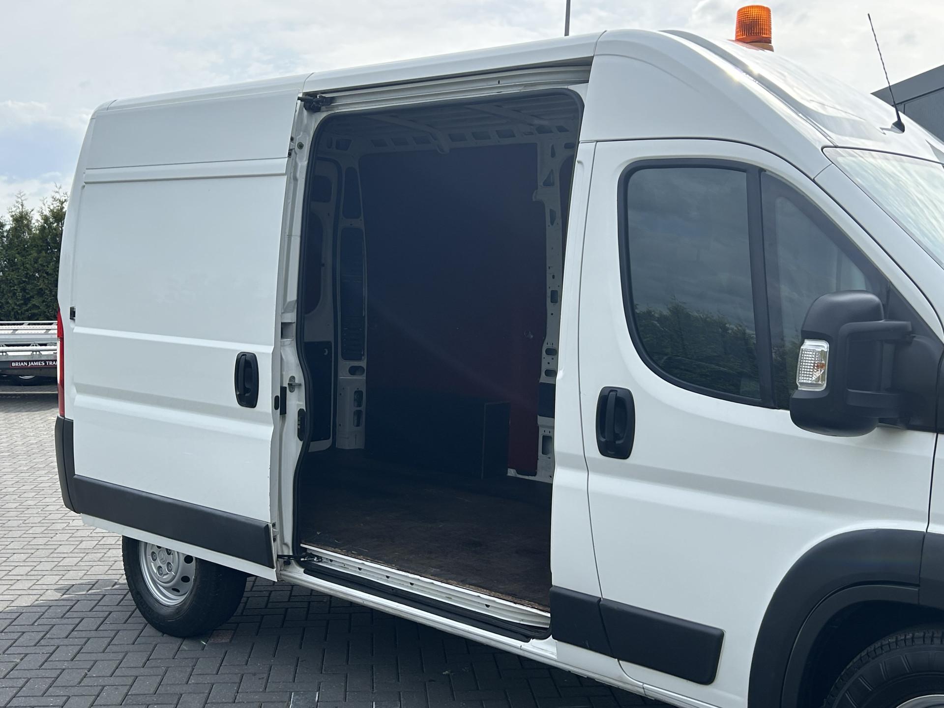 Foto 8 van Citroën 35 2.2 HDI 130 PK / L2H2 / AIRCO / NAVI / CAMERA / 3 TONS TREKHAAK / 3 - ZITS / BLUETOOTH