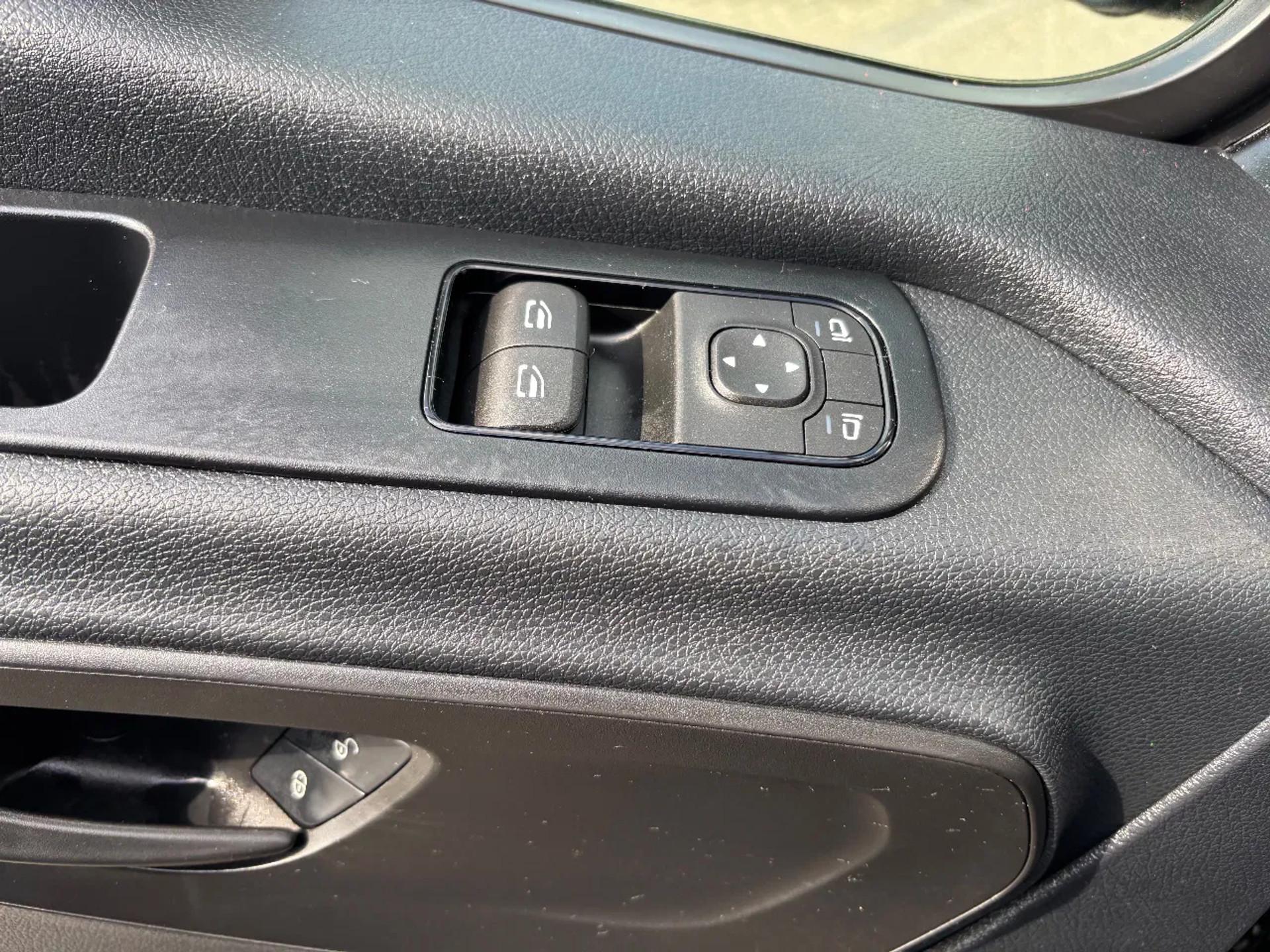 Foto 10 van Mercedes-Benz 317CDI Dubbelcabine Openlaadbak Airco 3500KG Trekhaak 15900KM BPM VRIJ 10 x op voorraad