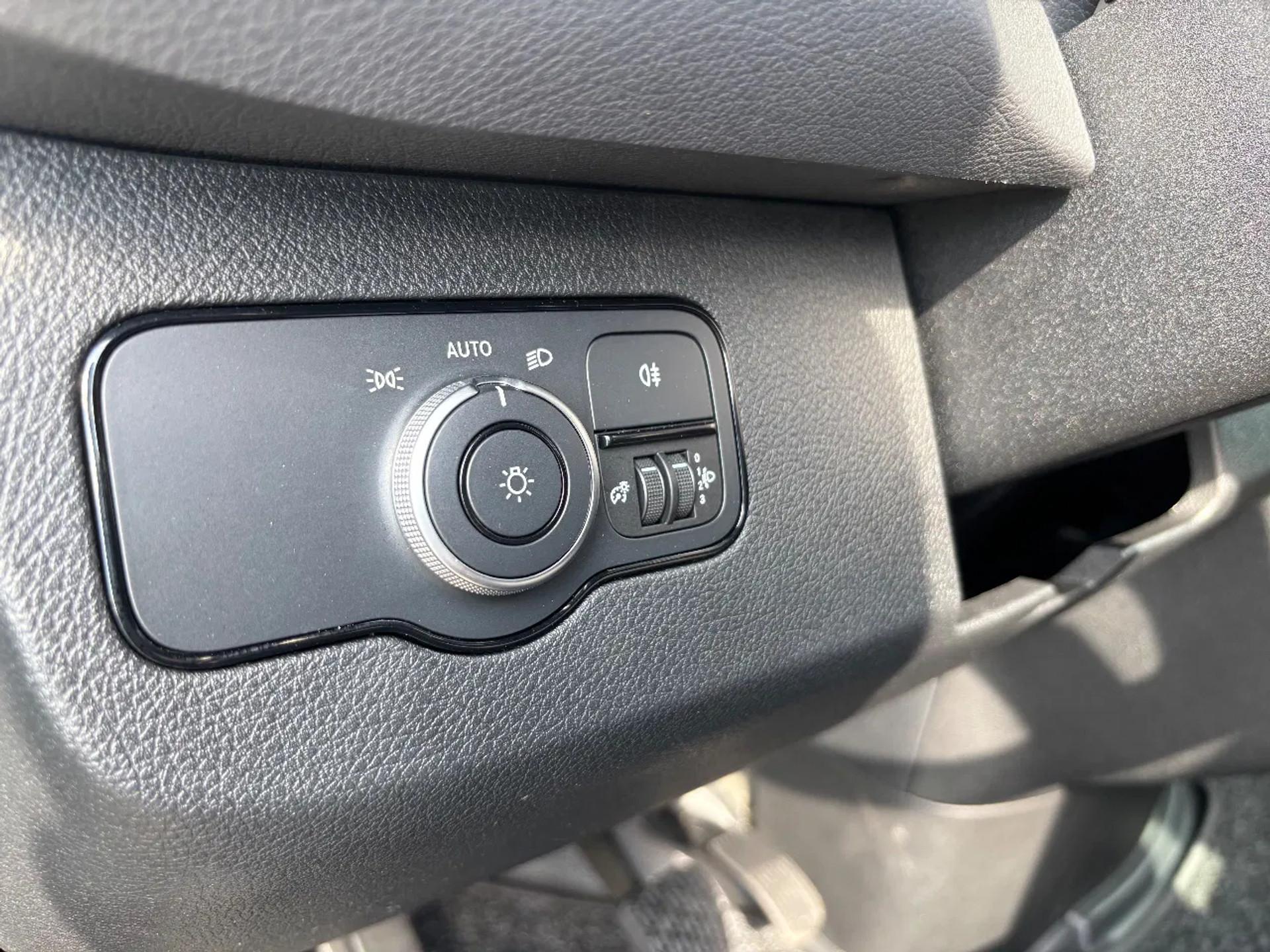 Foto 11 van Mercedes-Benz 317CDI Dubbelcabine Openlaadbak Airco 3500KG Trekhaak 15900KM BPM VRIJ 10 x op voorraad
