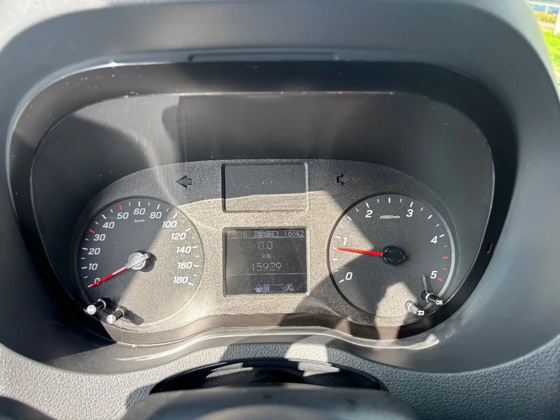 Foto 12 van Mercedes-Benz 317CDI Dubbelcabine Openlaadbak Airco 3500KG Trekhaak 15900KM BPM VRIJ 10 x op voorraad