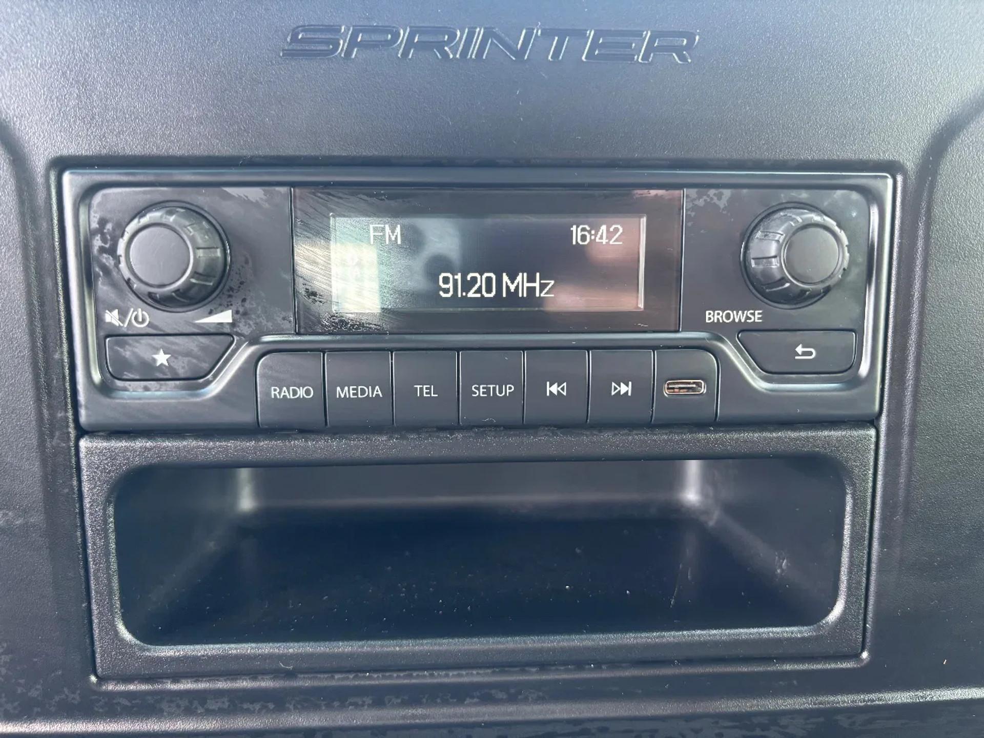 Foto 14 van Mercedes-Benz 317CDI Dubbelcabine Openlaadbak Airco 3500KG Trekhaak 15900KM BPM VRIJ 10 x op voorraad