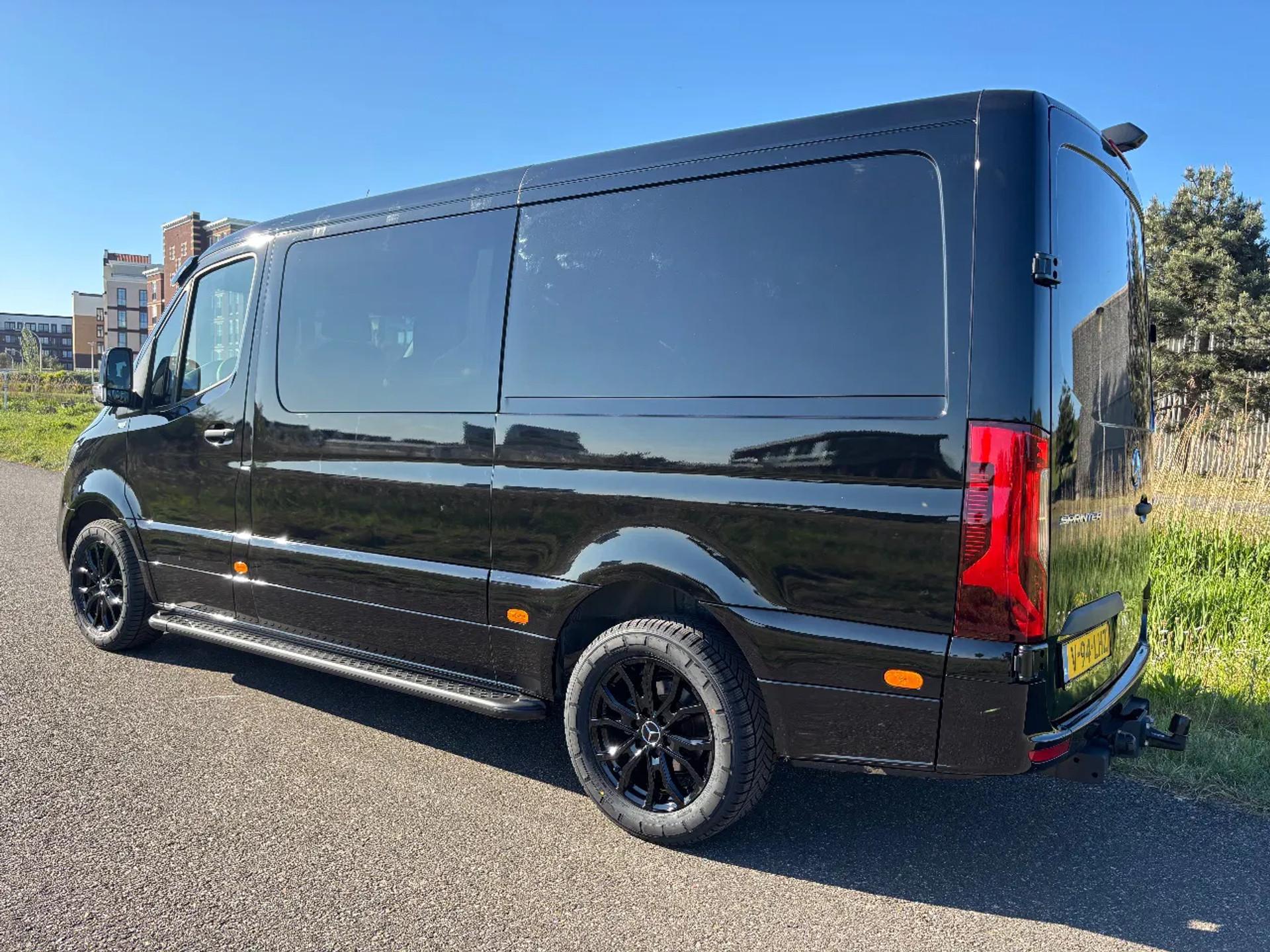 Foto 4 van Mercedes-Benz 319CDI L2H1 Dubbelcabine 6+1 Pers Automaat Airco Cruisecontrol 3500KG Trekhaak NIEUW BPM VRIJ