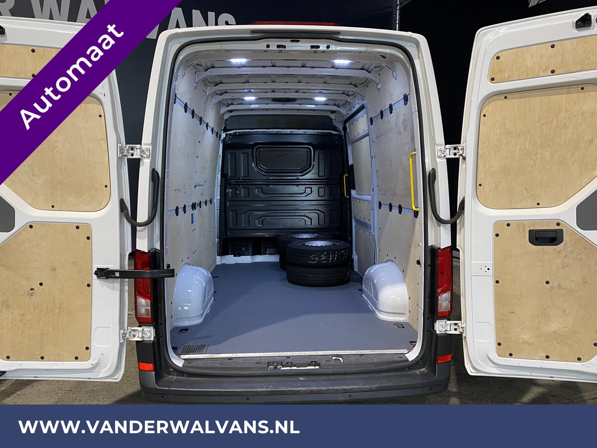 Foto 3 van Volkswagen Crafter 2.0TDI 140pk DSG Automaat L3H3 (Oude L2H2) Euro6 Airco | Parkeersensoren | Apple Carplay