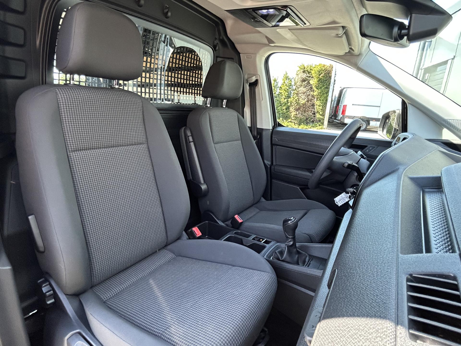 Foto 5 van Volkswagen 2.0 TDI Comfort / L1H1 / 1e EIG. / ZEER COMPLEET / AIRCO / CRUISE / NAVI / CAMERA / APPLE CARPLAY